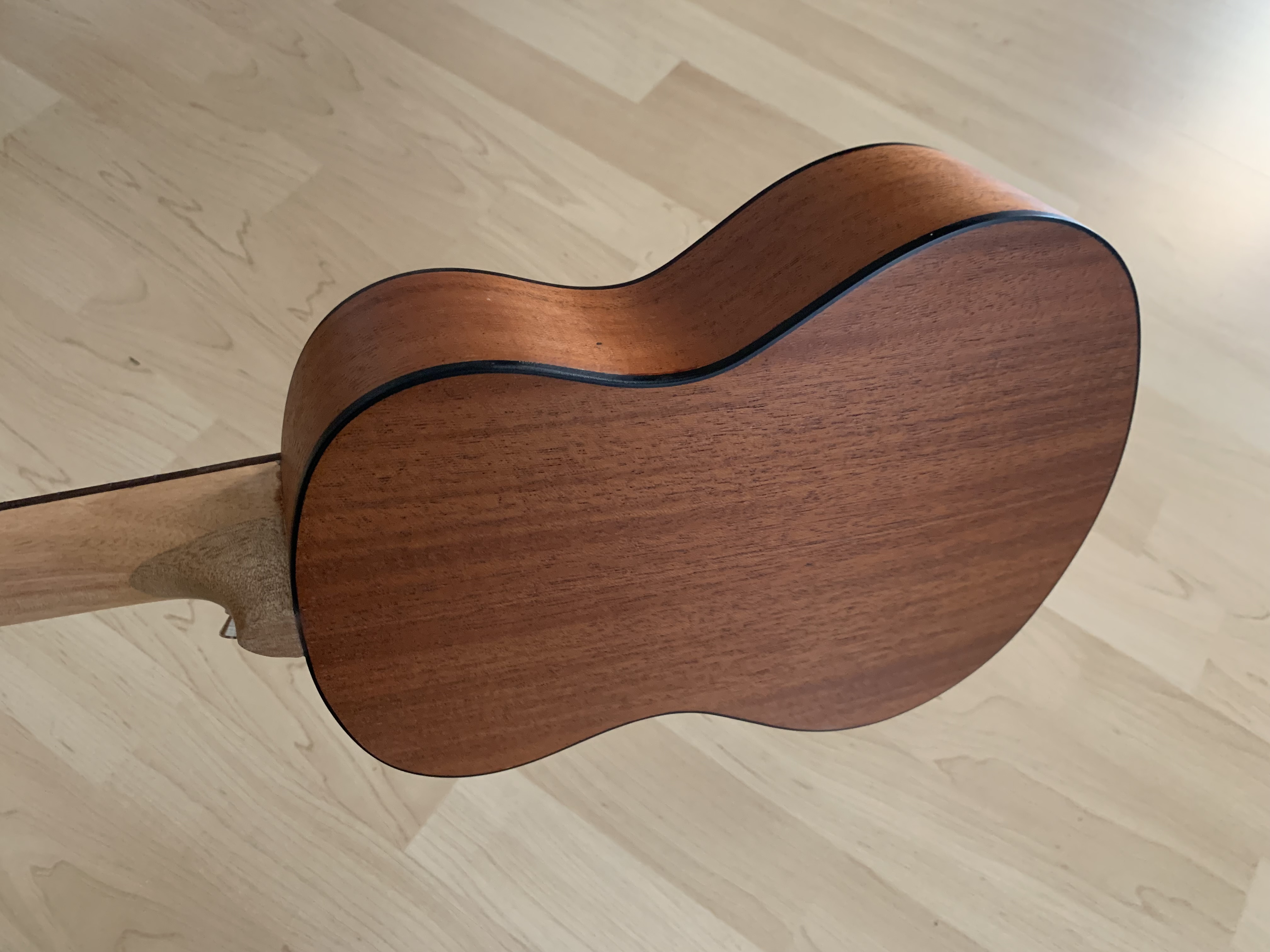 Tenor Ukulele - Fichte Mahagoni - mit Zubehör: Gigbag-Gurt-Filzplektren