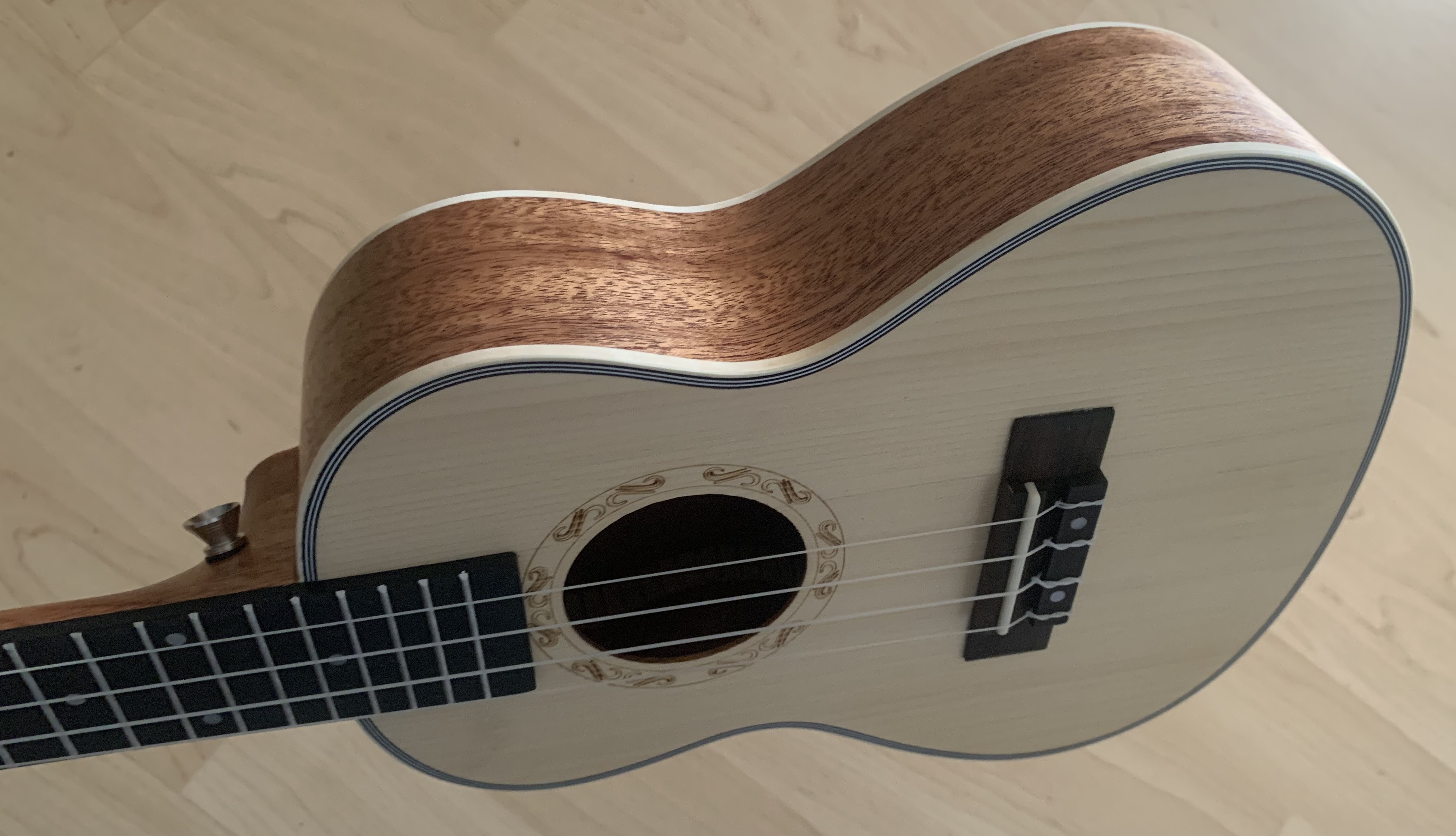 Konzert Ukulele mit massiver Fichtendecke + Zubehör zum Sonderpreis Konzert Ukulele mit massiver Fichtendecke + Zubehör zum Sonderpreis