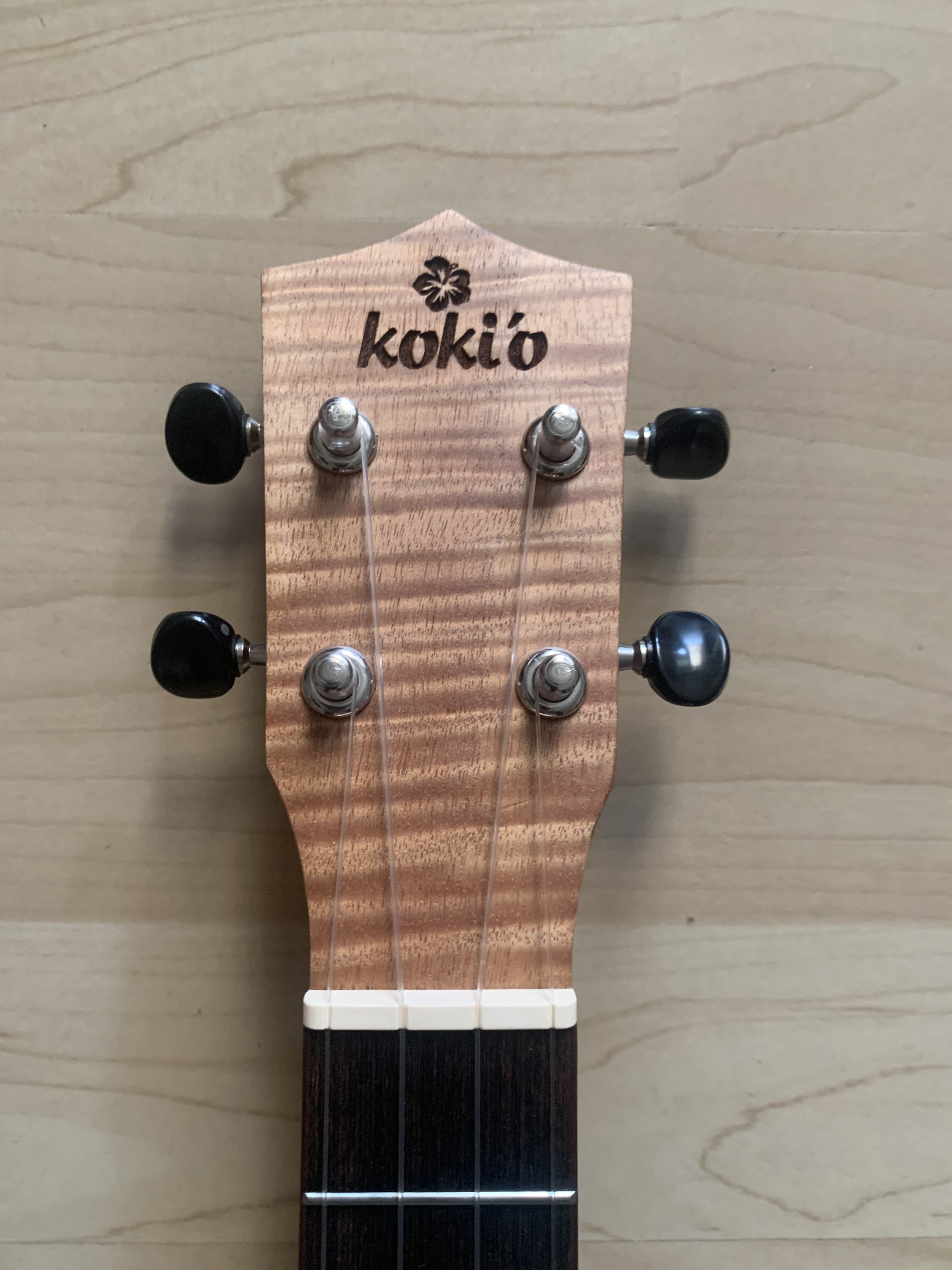 Tenor Ukulele mit Tonabnehmer und Gigbag massive Fichtendecke