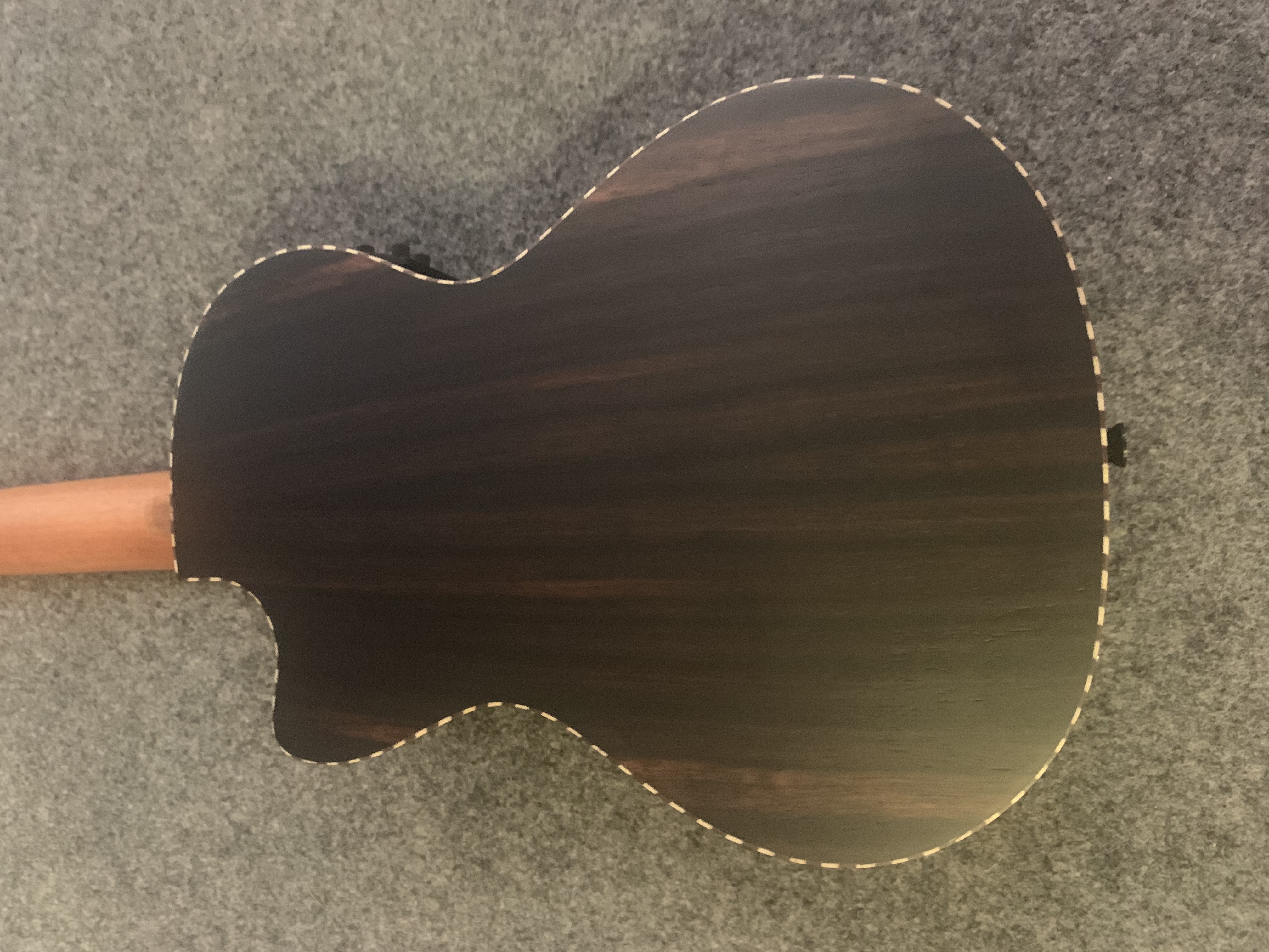 Koki`o Ebenholz Tenor Ukulele mit Tonabnehmer/Stimmgerät + Gigbag