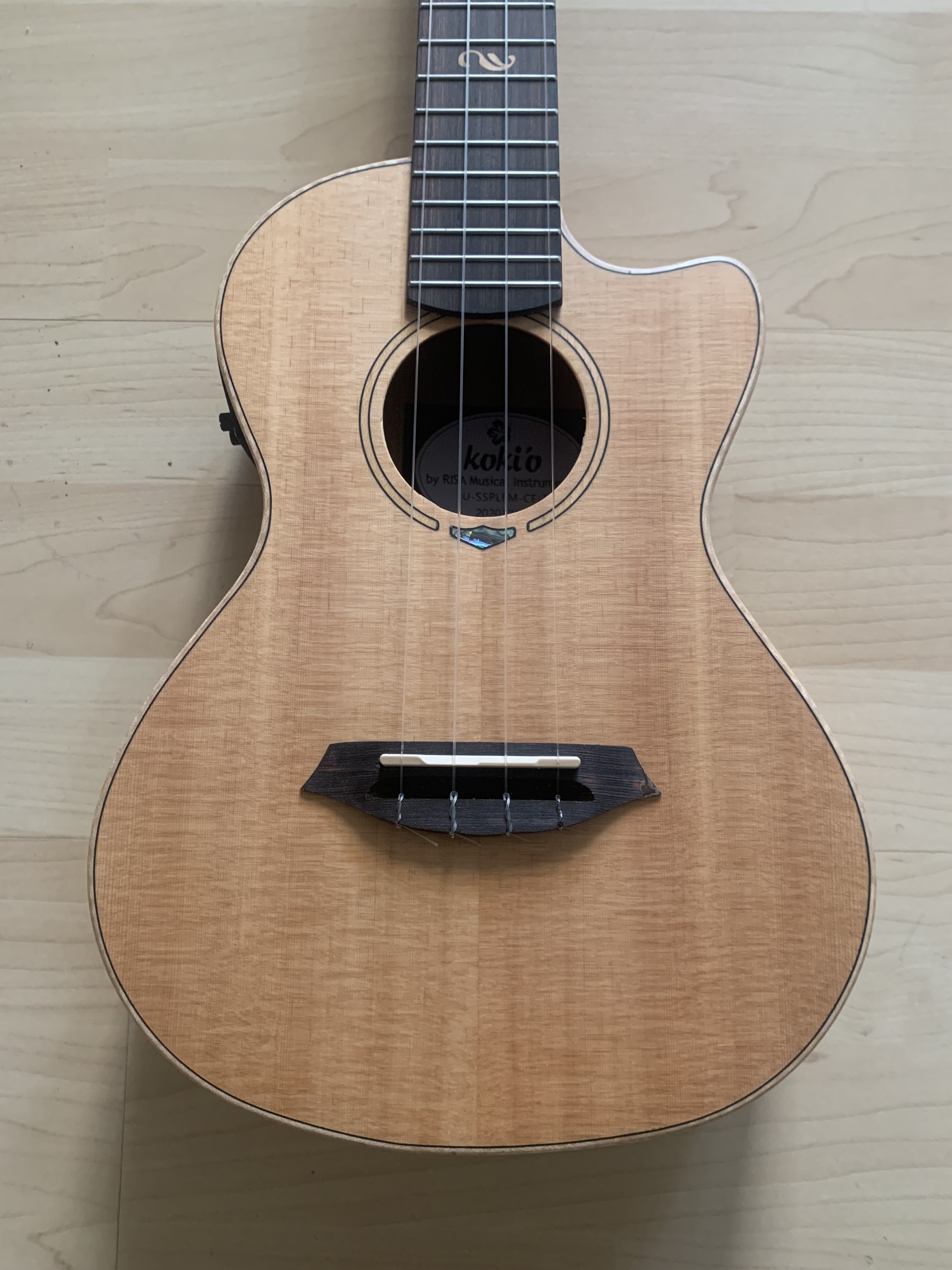Tenor Ukulele mit Tonabnehmer und Gigbag massive Fichtendecke