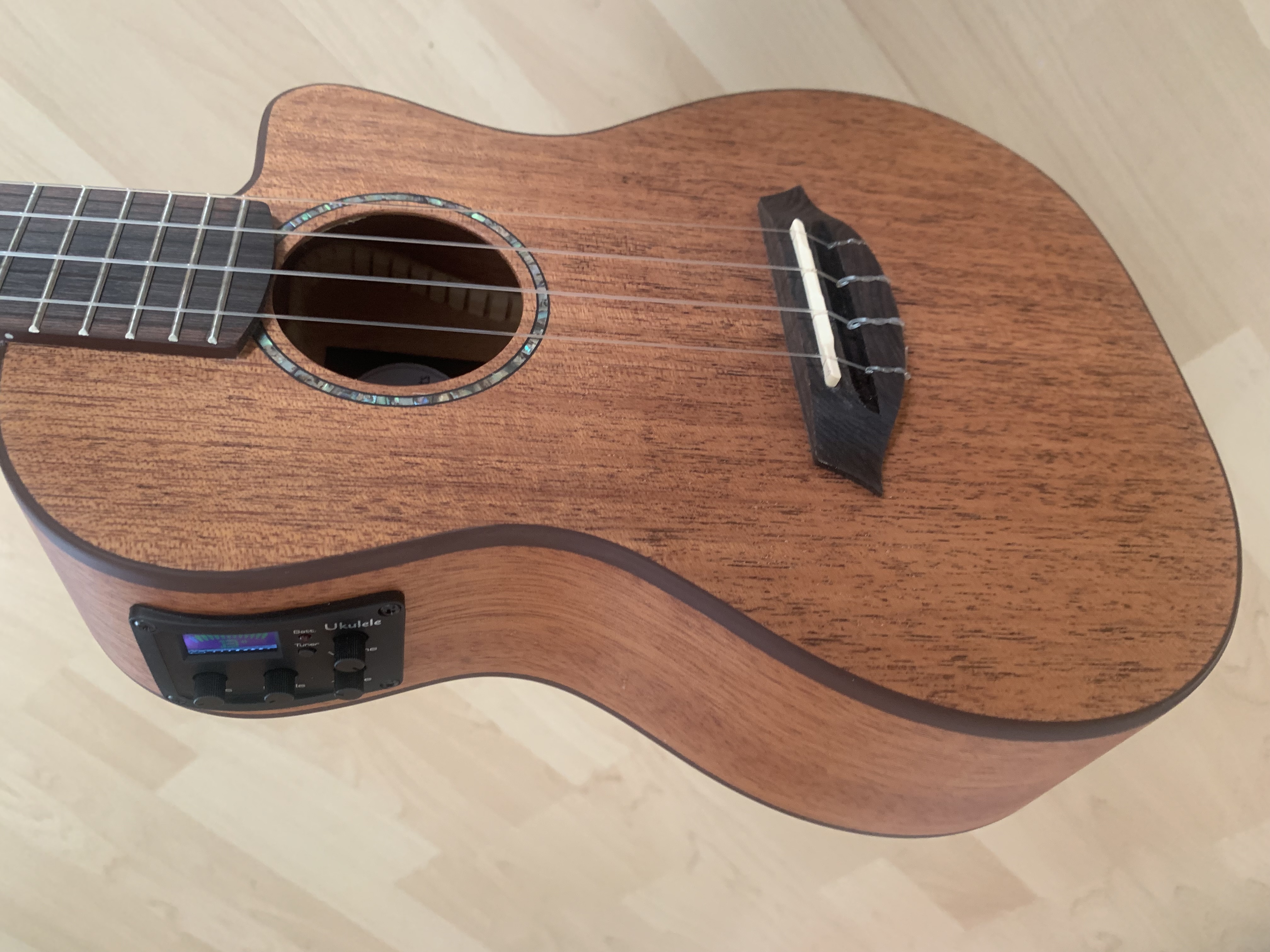 koki´o Konzert Ukulele mit Tonabnehmer + Gigbag  massive Mahagoni Decke + Gigbag