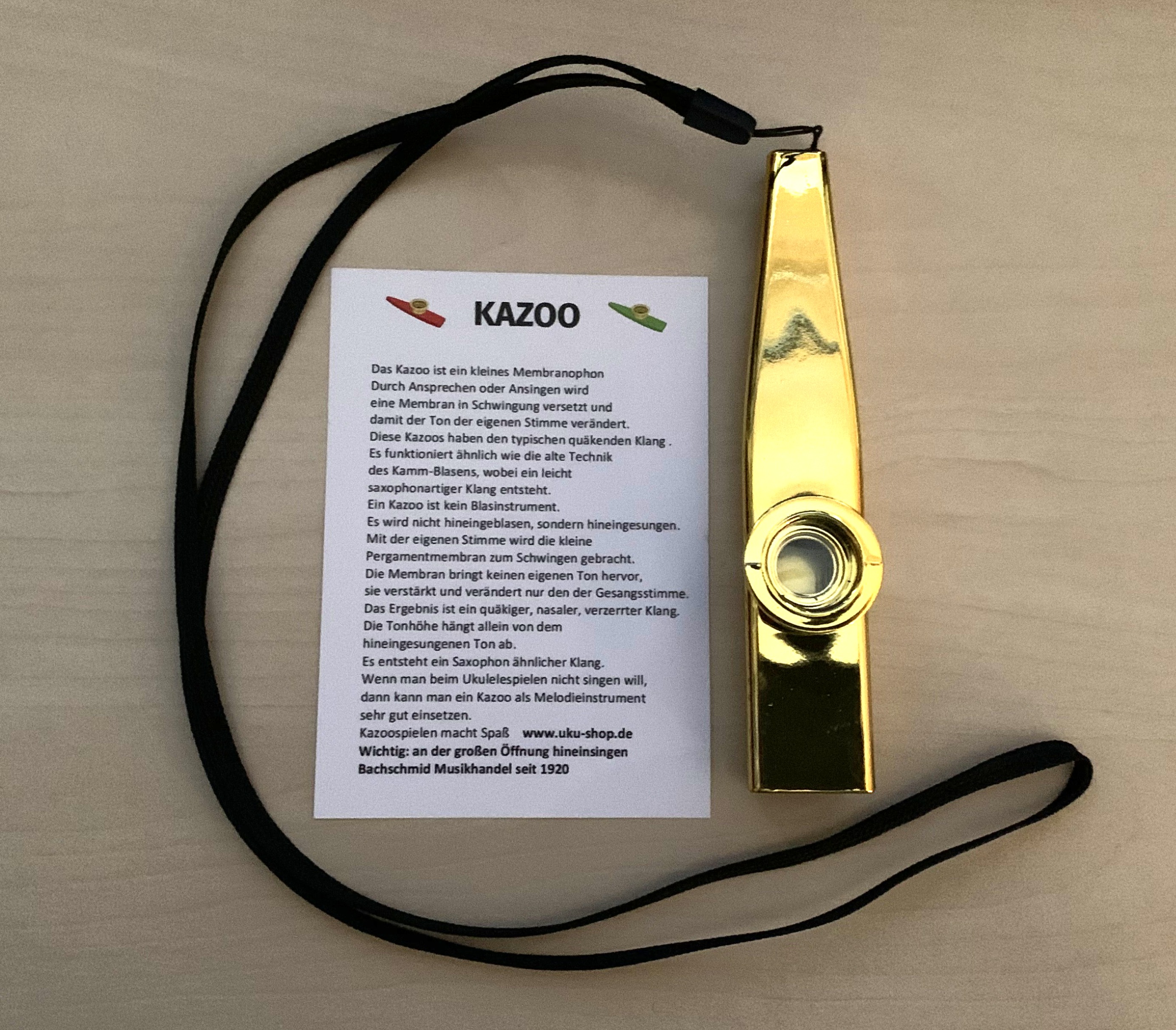4 x Kazoo  in den Farben: Gold-Silber-Rot-Blau + 4 x Umhängegurte + 4 Ersatzmembranen