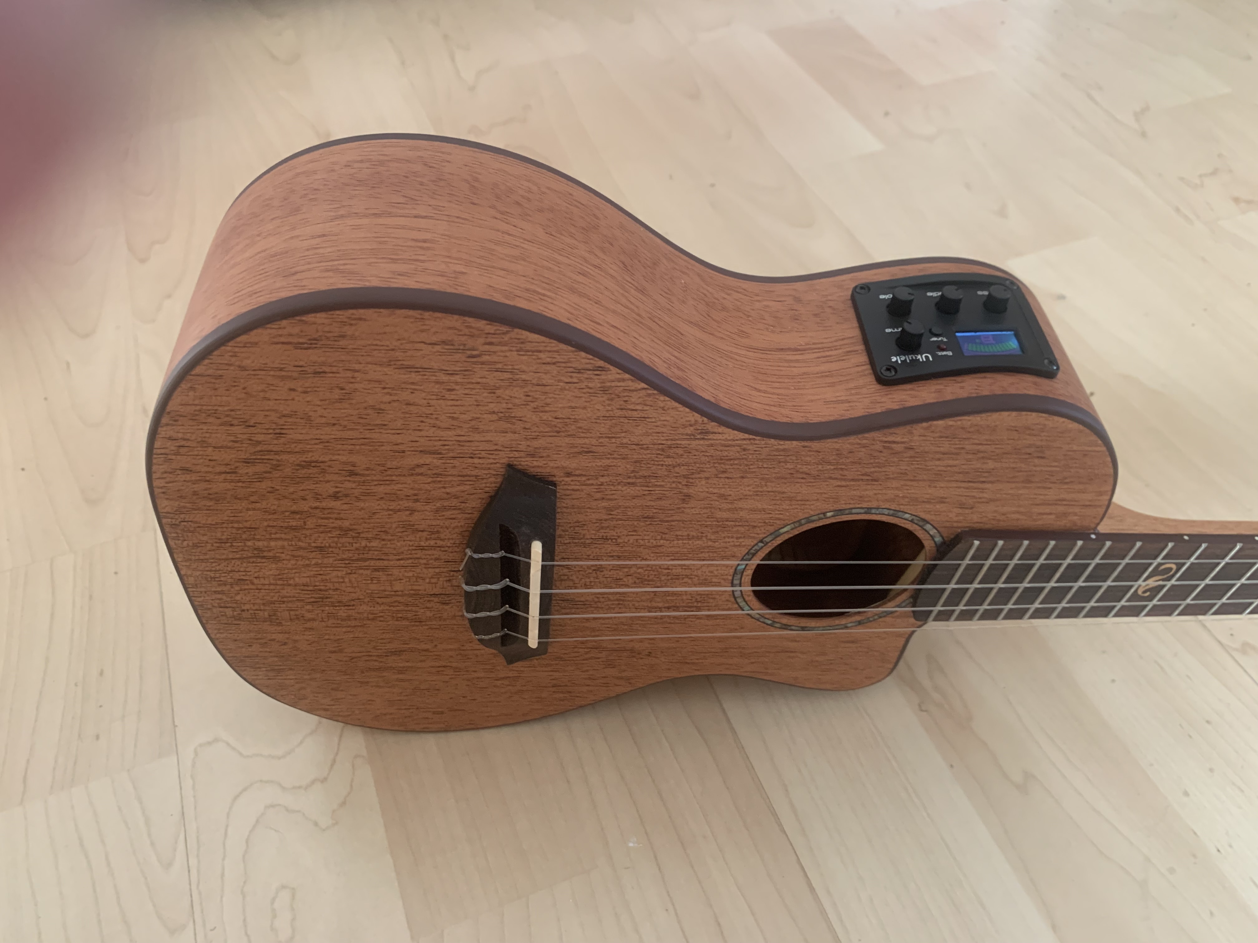 koki´o Konzert Ukulele mit Tonabnehmer + Gigbag  massive Mahagoni Decke + Gigbag