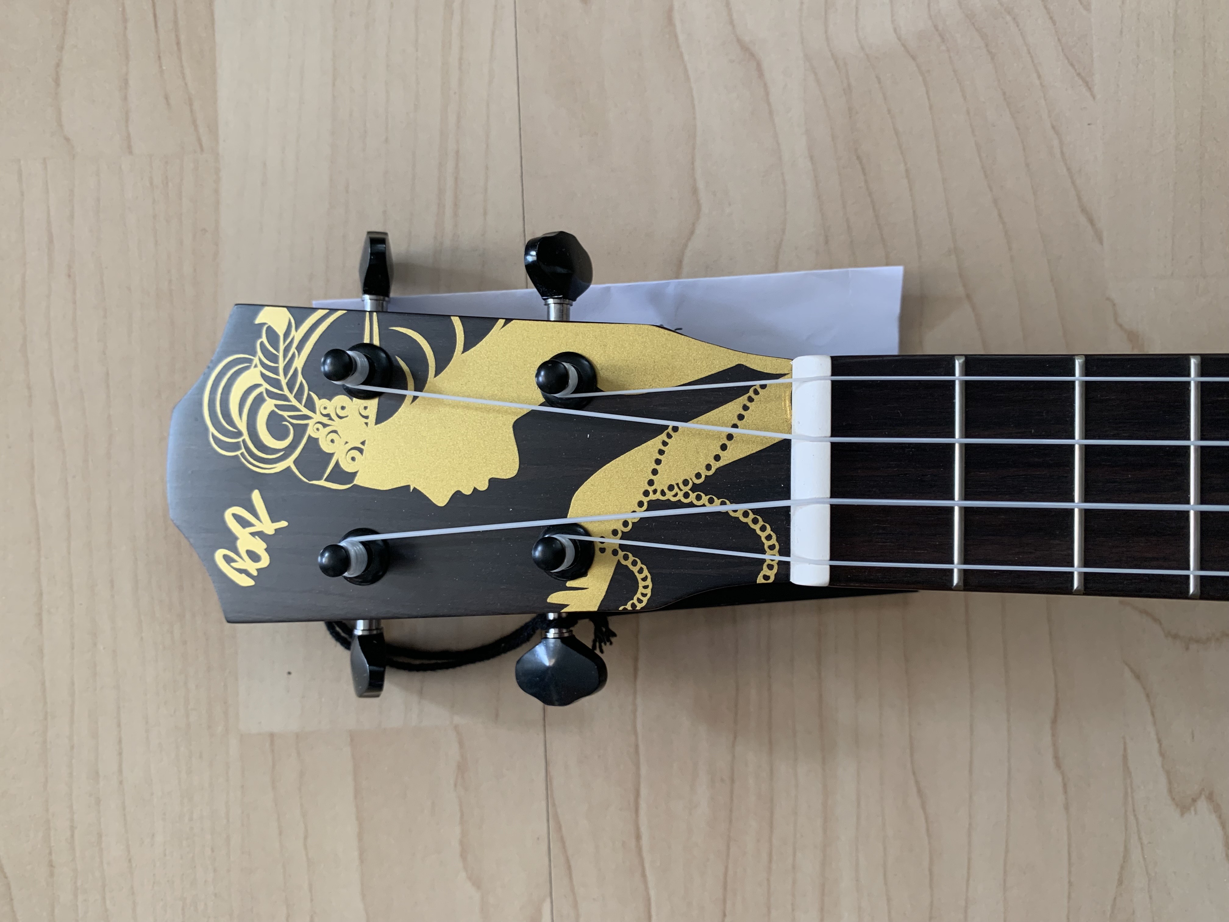 Konzert Ukulele aus massiver Akazie mit Gigbag Konzert Ukulele aus massiver Akazie mit Gigbag