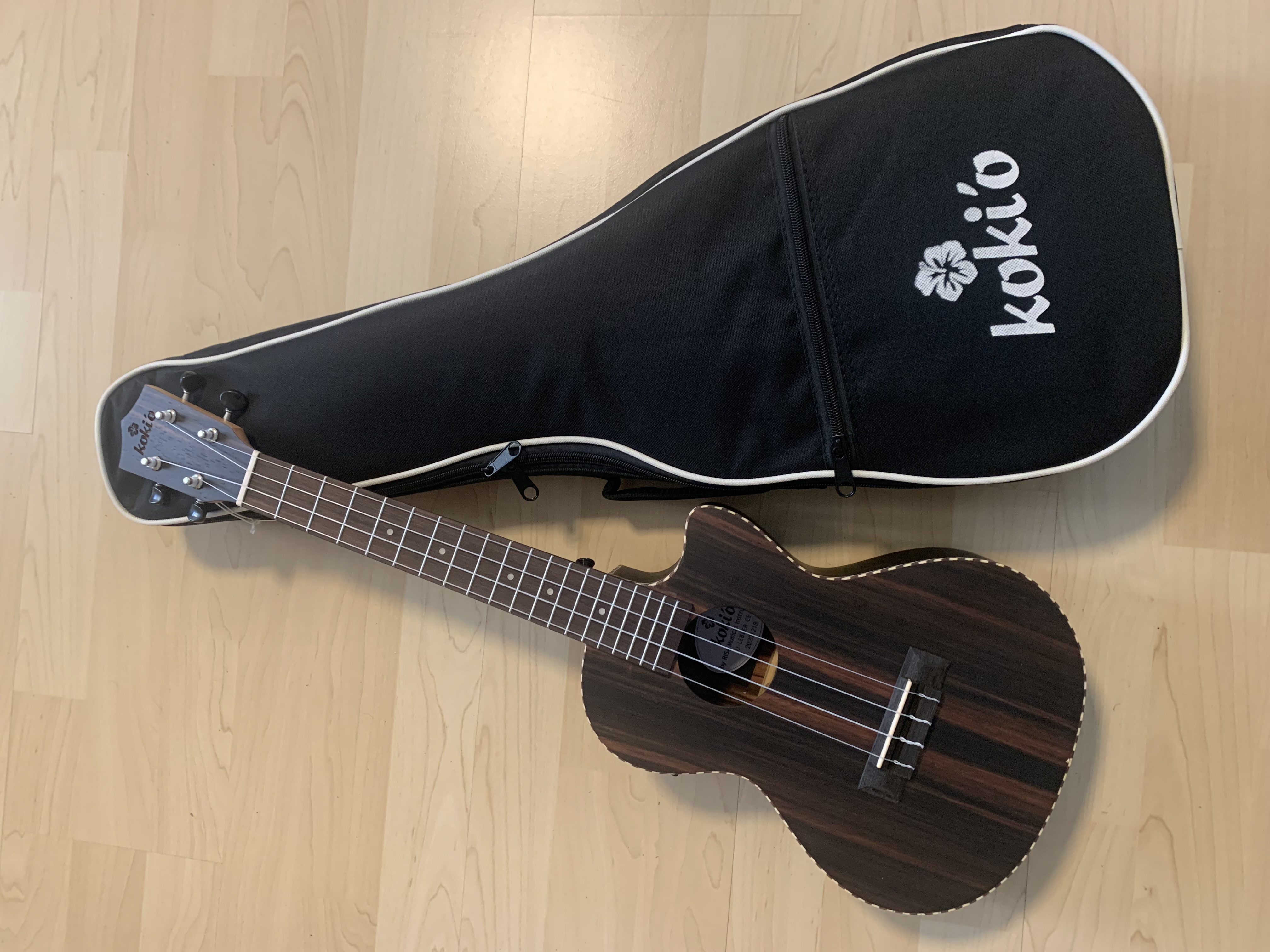 Koki`o Ebenholz Tenor Ukulele mit Tonabnehmer/Stimmgerät + Gigbag