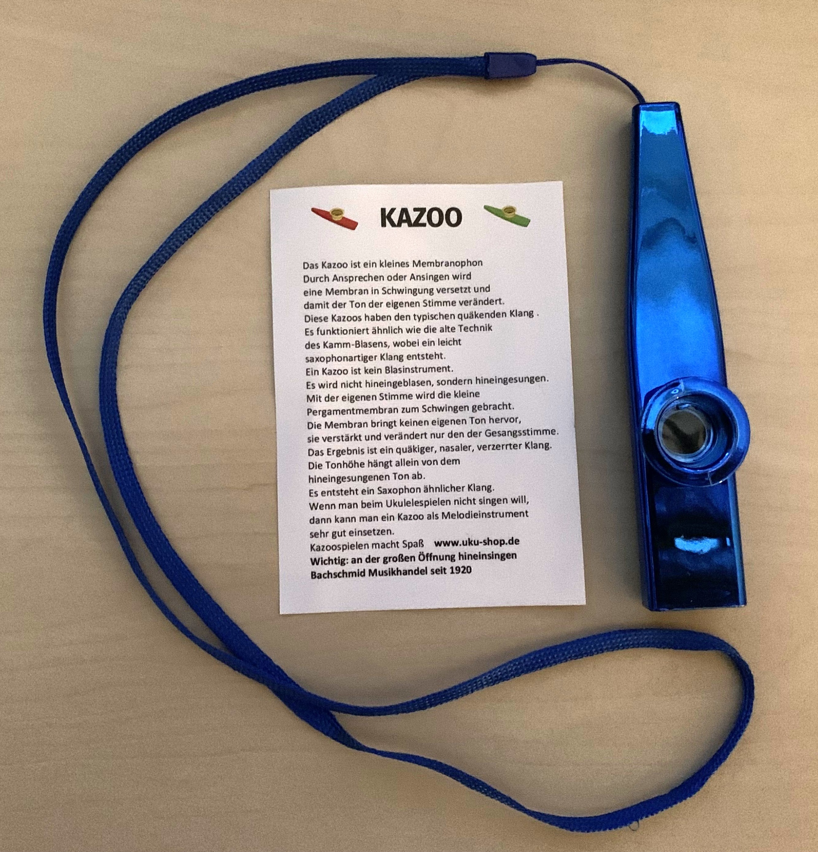 4 x Kazoo  in den Farben: Gold-Silber-Rot-Blau + 4 x Umhängegurte + 4 Ersatzmembranen