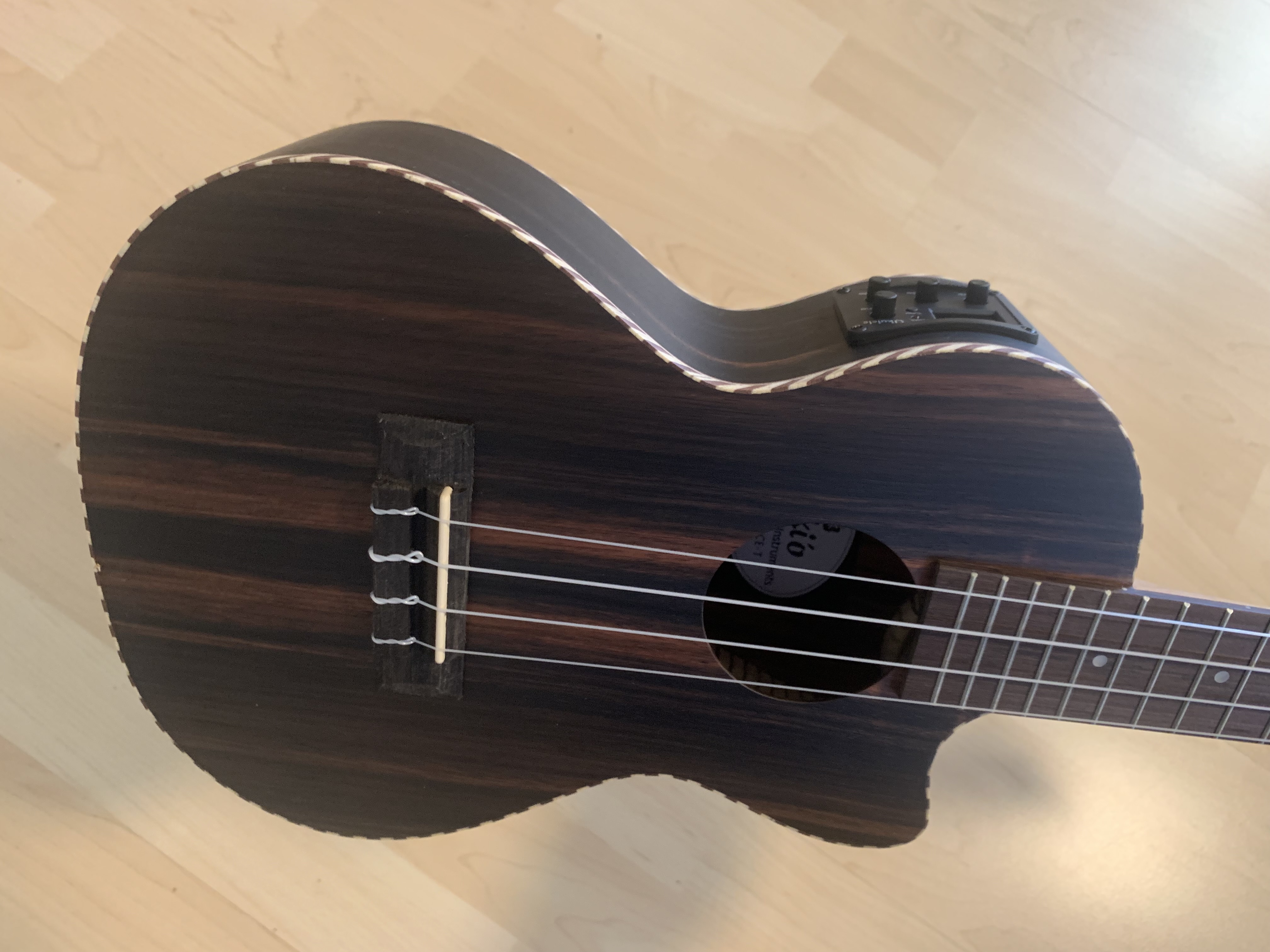 Koki`o Ebenholz Tenor Ukulele mit Tonabnehmer/Stimmgerät + Gigbag
