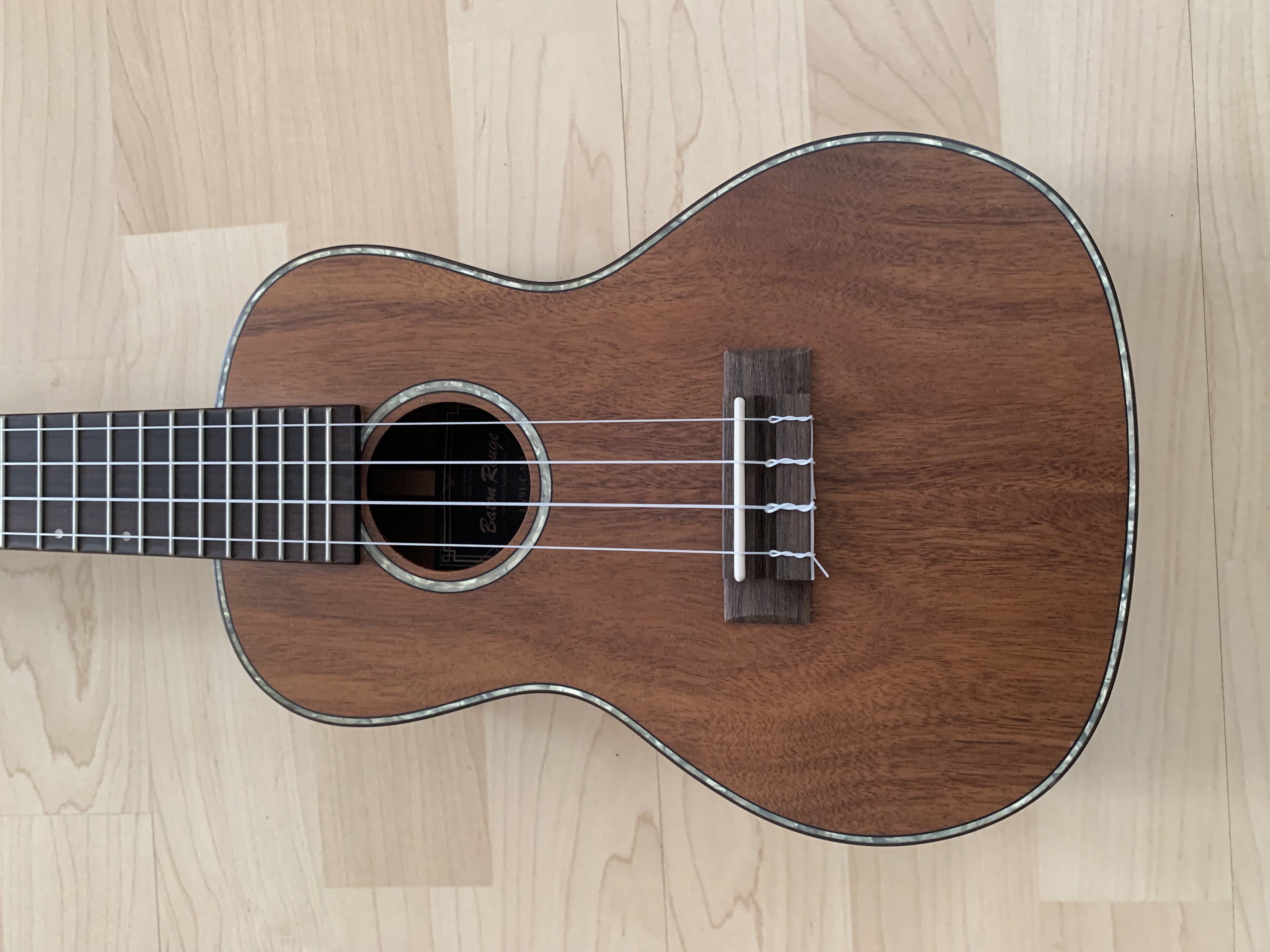 Konzert Ukulele aus massiver Akazie mit Gigbag Konzert Ukulele aus massiver Akazie mit Gigbag