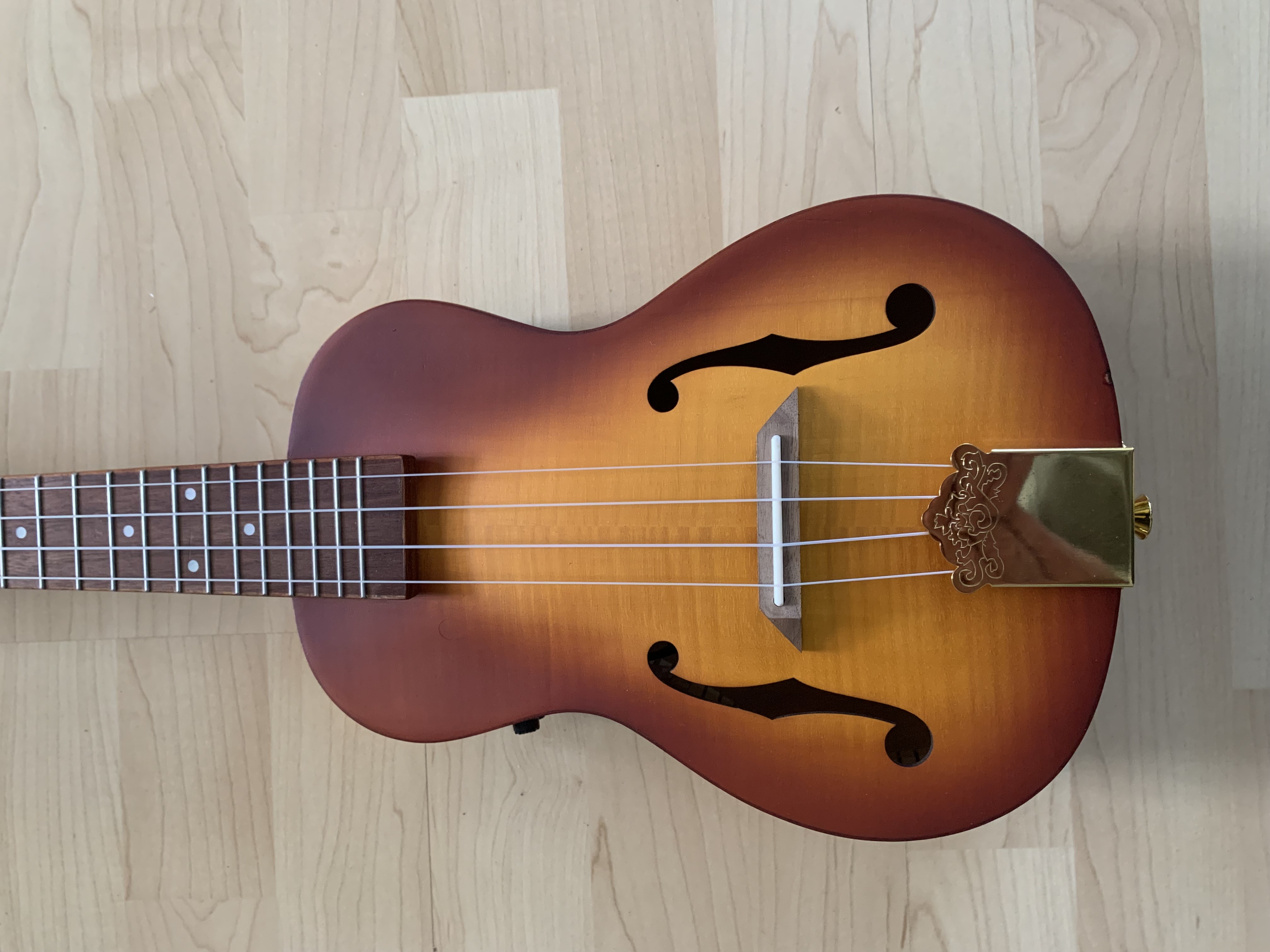 Ortega Konzert Ukulele mit Tonabnehmer/Stimmgerät - Elite Gigbag - Gurt - Wandhaken Ortega Konzert Ukulele mit Tonabnehmer/Stimmgerät - Elite Gigbag - Gurt - Wandhaken