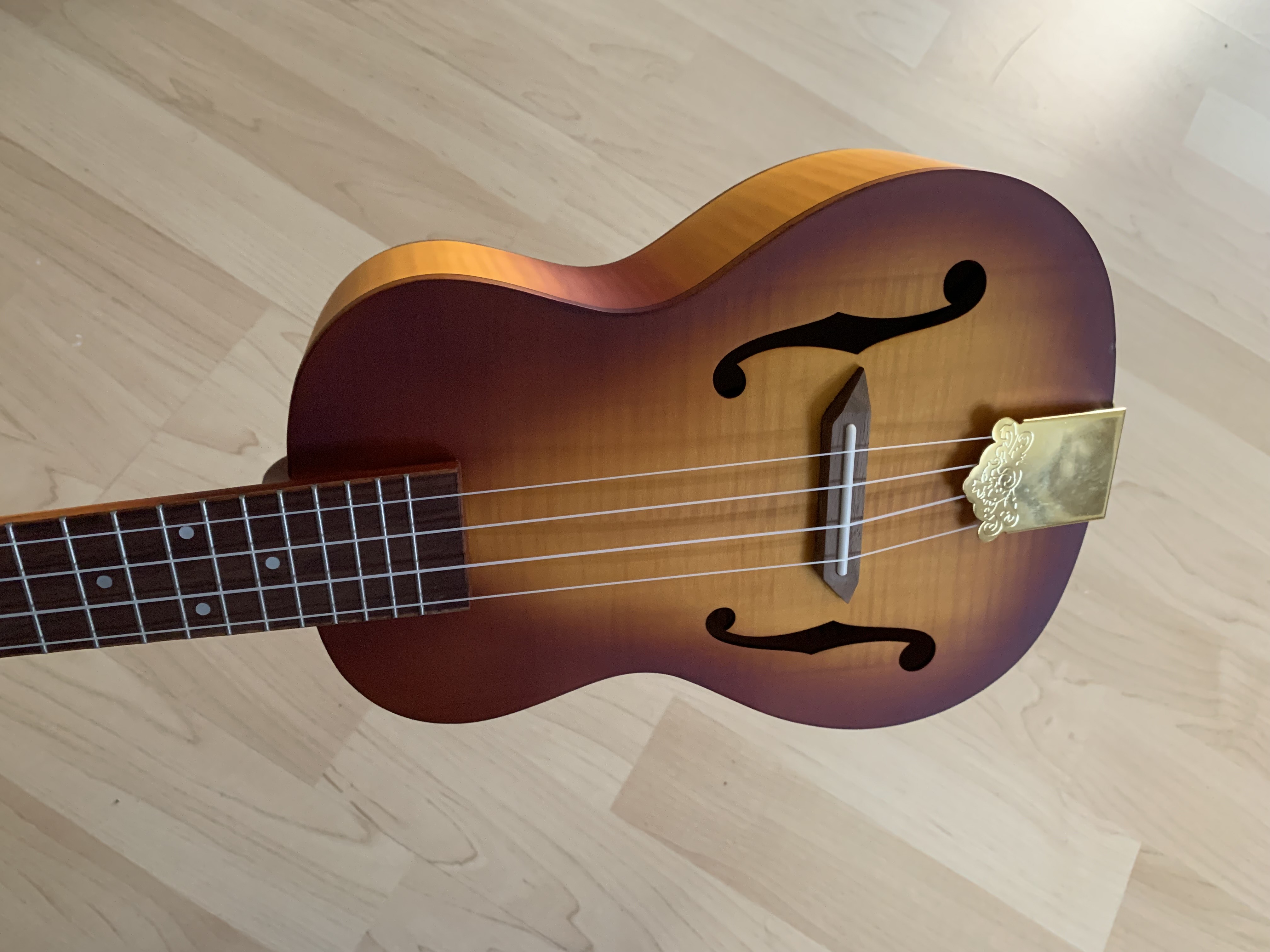 Ortega Konzert Ukulele mit Tonabnehmer/Stimmgerät - Elite Gigbag - Gurt - Wandhaken Ortega Konzert Ukulele mit Tonabnehmer/Stimmgerät - Elite Gigbag - Gurt - Wandhaken