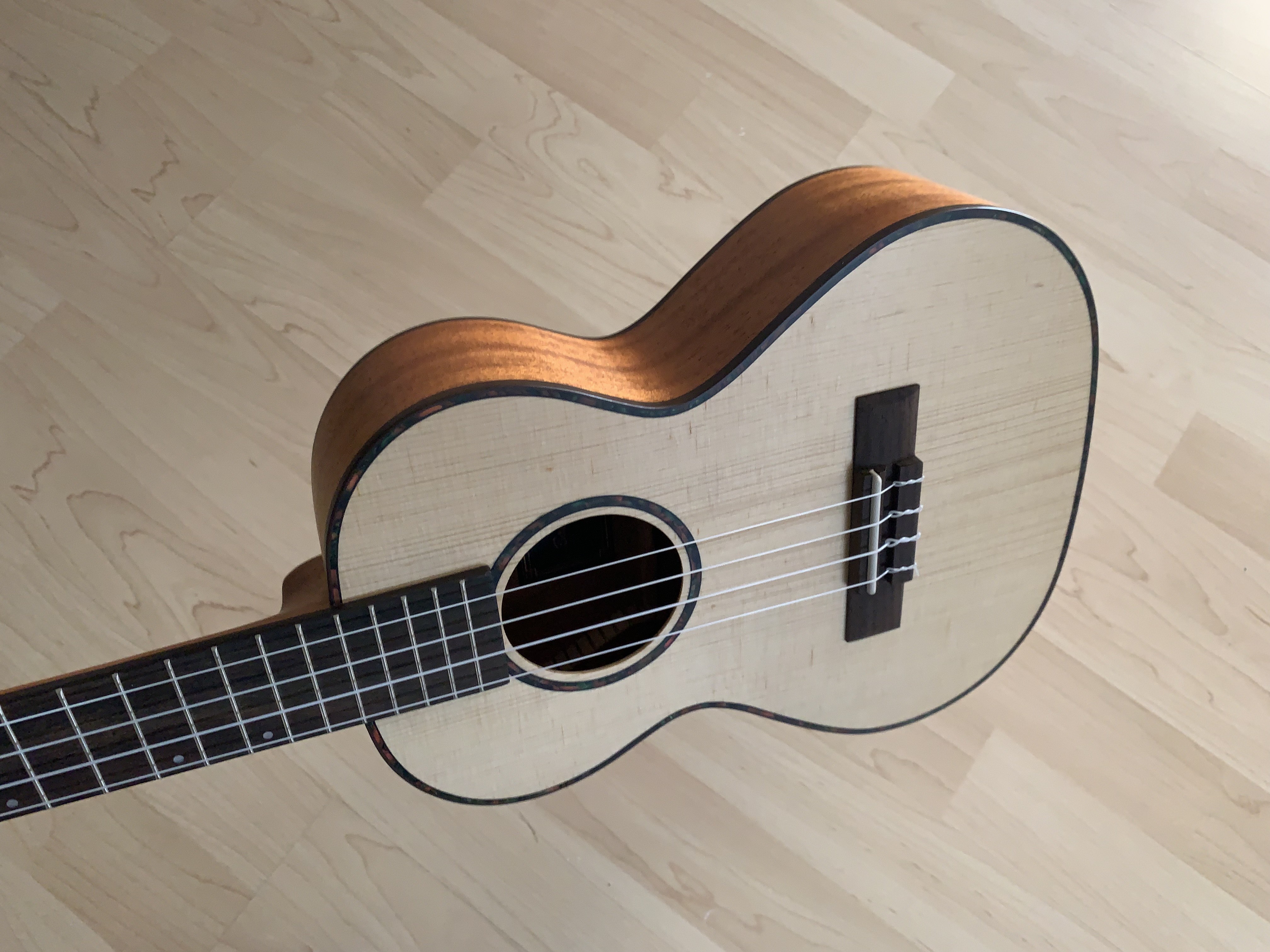 Tenor Ukulele mit massiver Sitka Fichtendecke + Gigbag