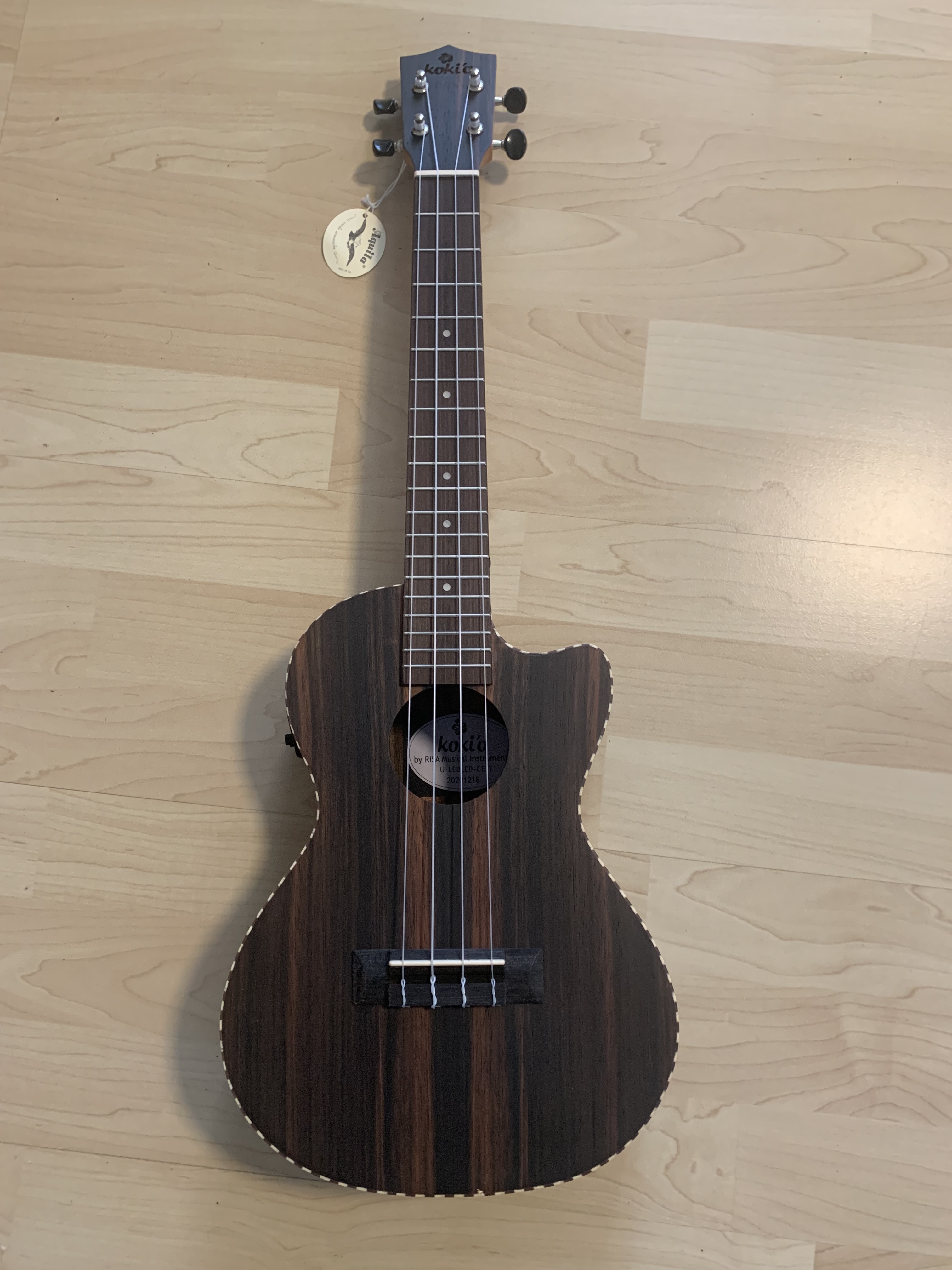 Koki`o Ebenholz Tenor Ukulele mit Tonabnehmer/Stimmgerät + Gigbag
