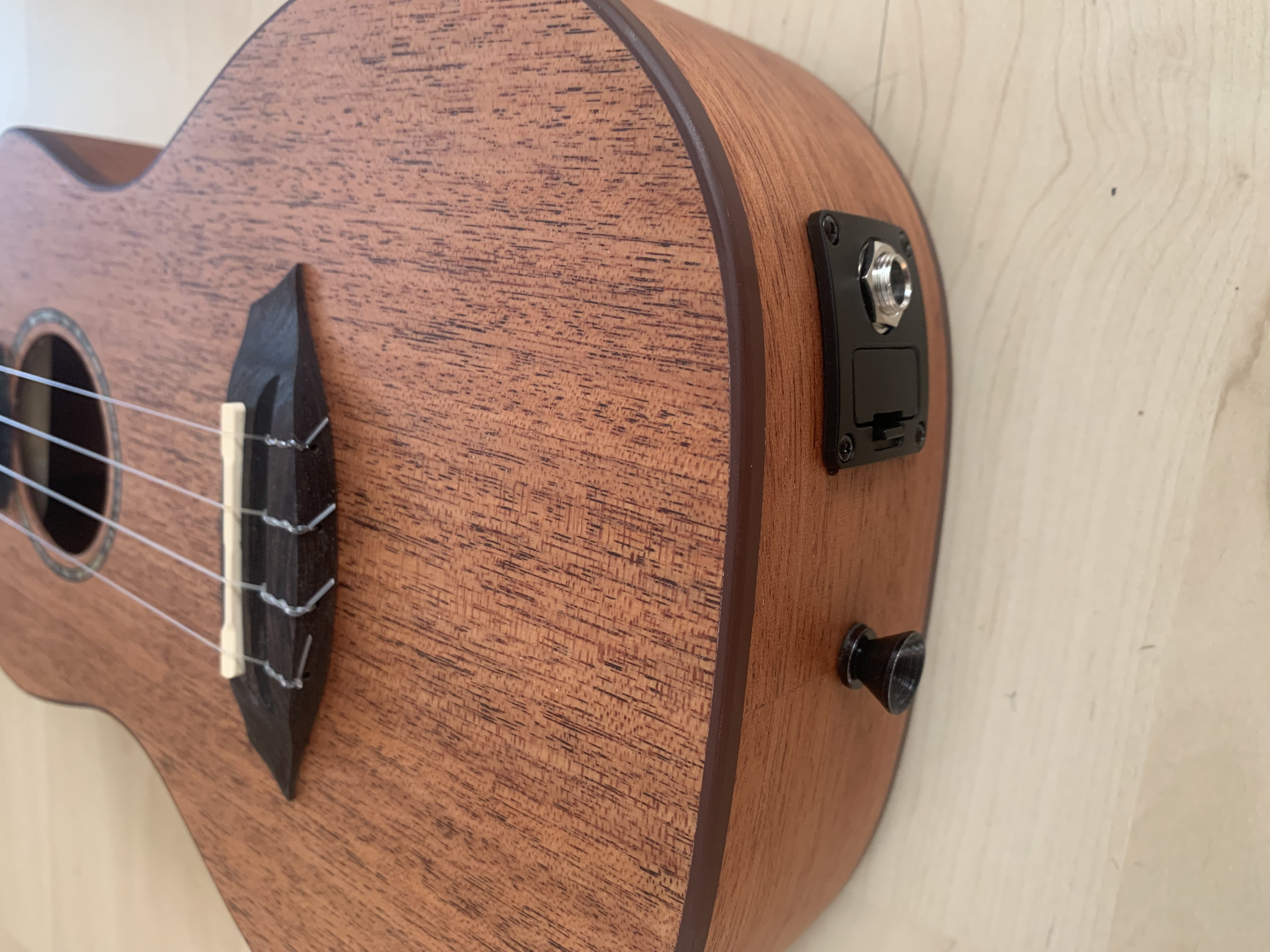 koki´o Konzert Ukulele mit Tonabnehmer + Gigbag  massive Mahagoni Decke + Gigbag