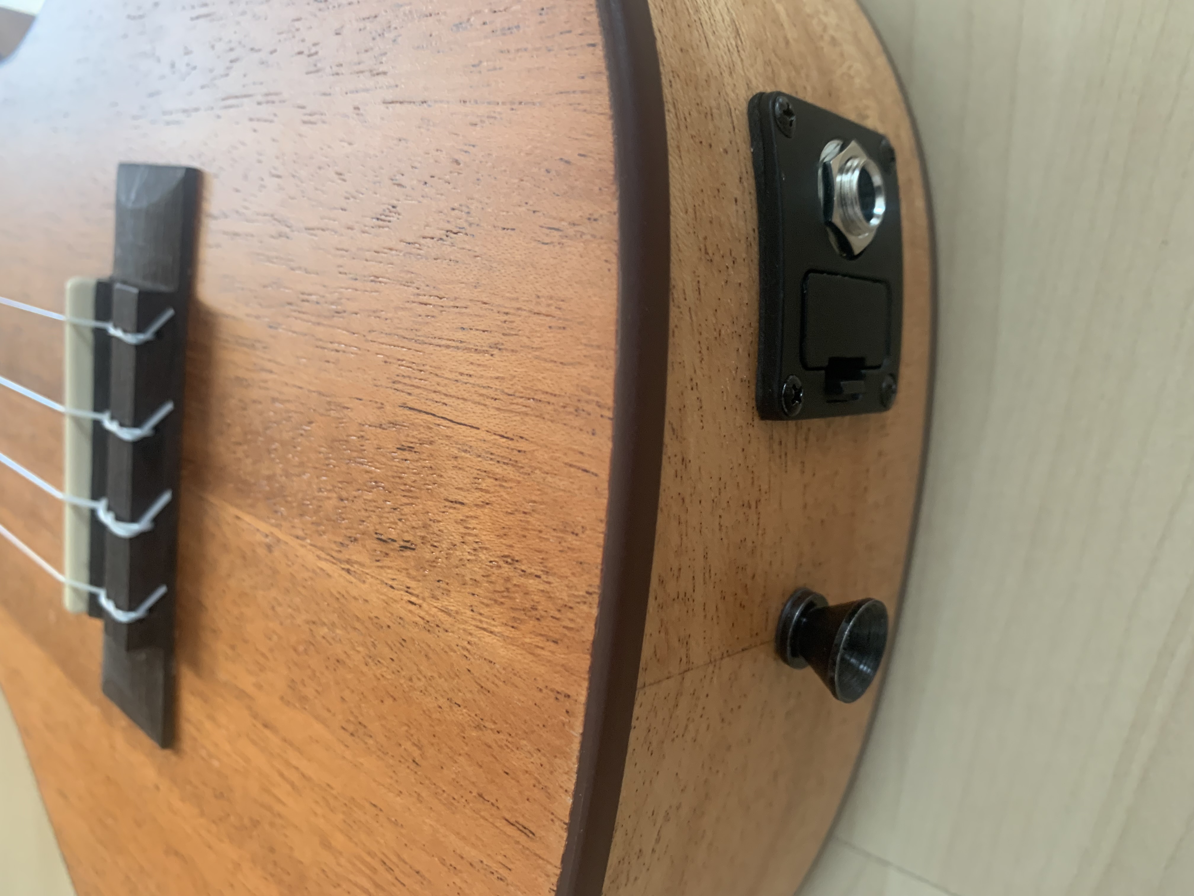 koki´o Tenor Ukulele mit Tonabnehmer + Gigbag massive Decke