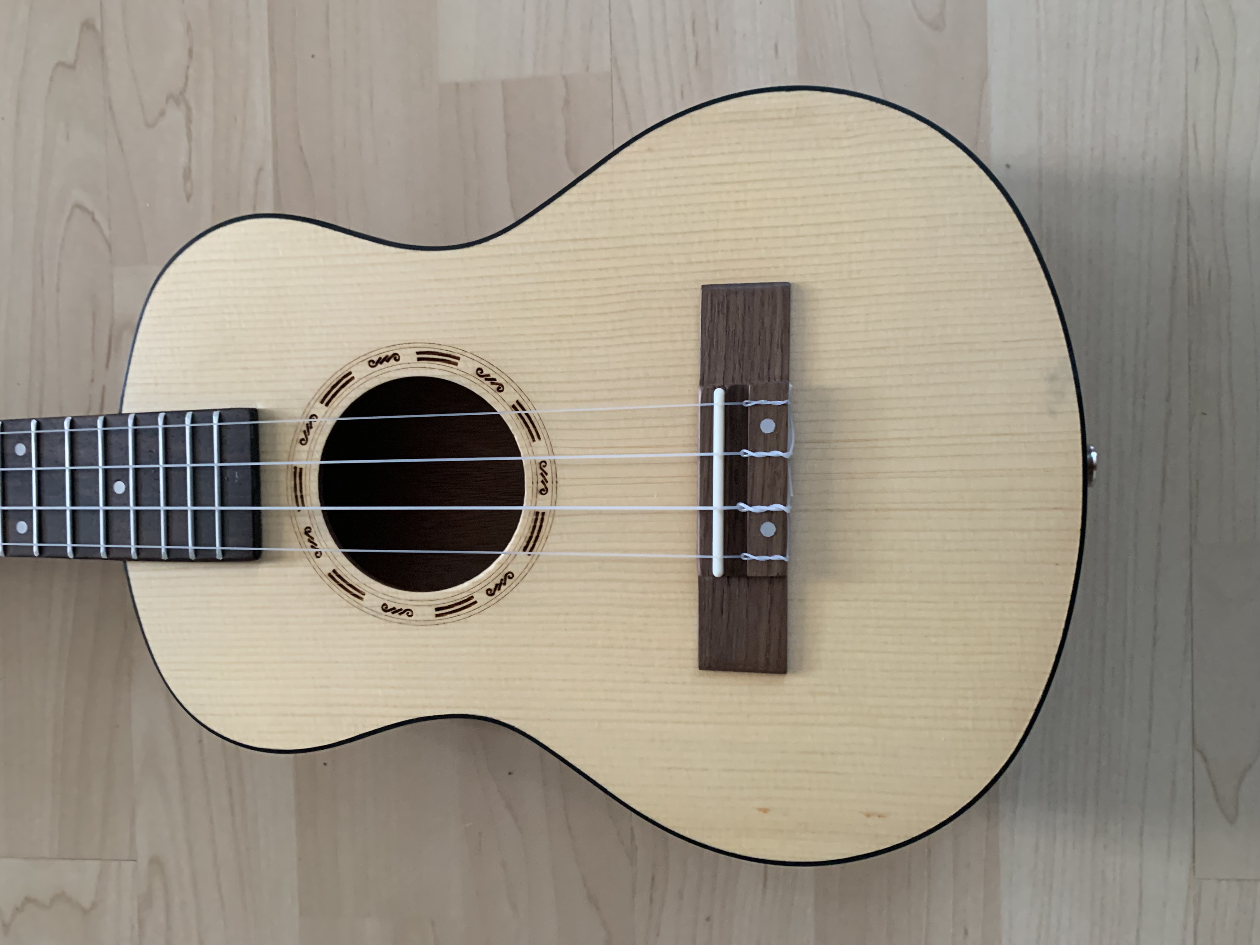 Tenor Ukulele - Fichte Mahagoni - mit Zubehör: Gigbag-Gurt-Filzplektren
