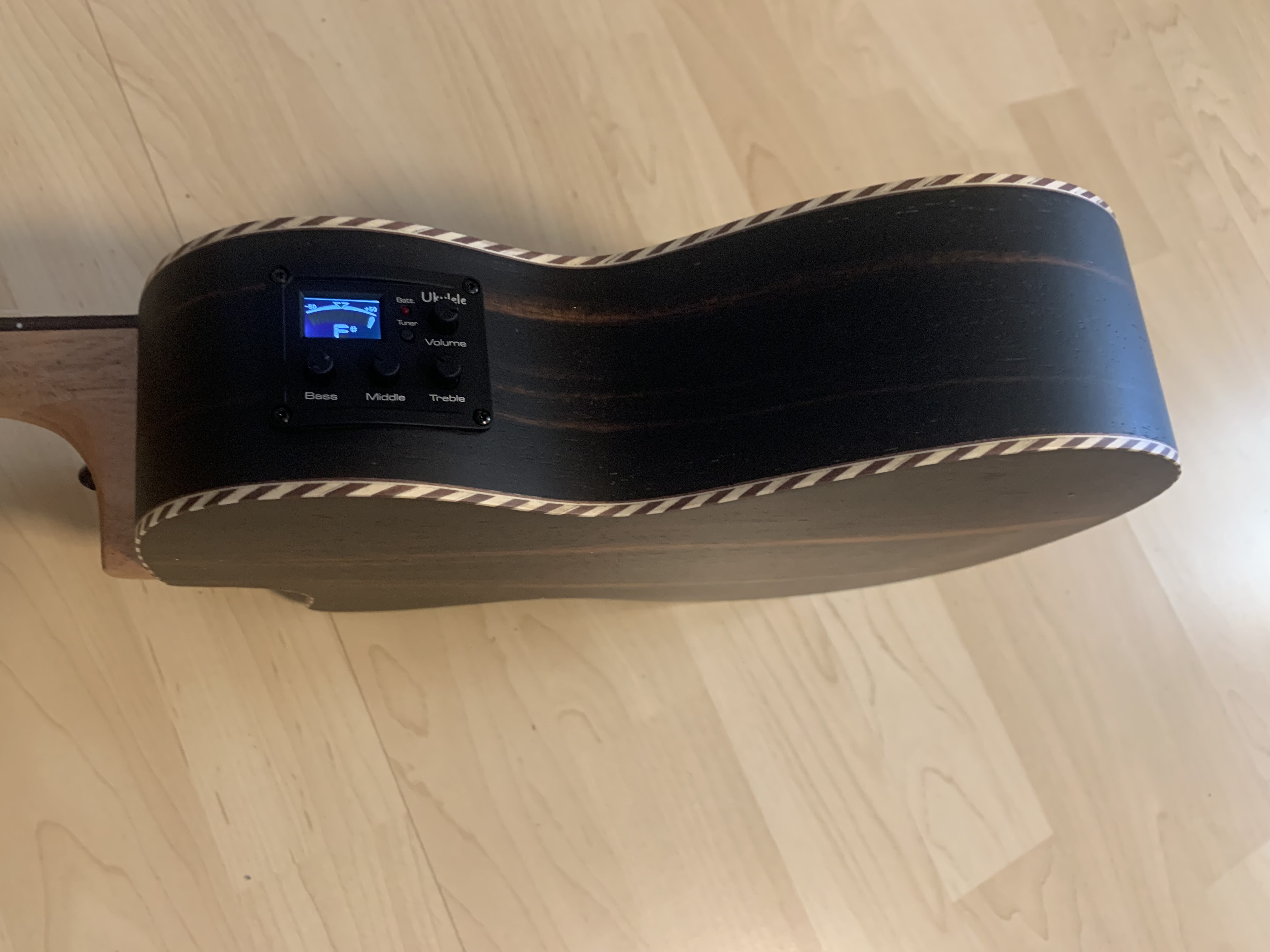 Koki`o Ebenholz Tenor Ukulele mit Tonabnehmer/Stimmgerät + Gigbag