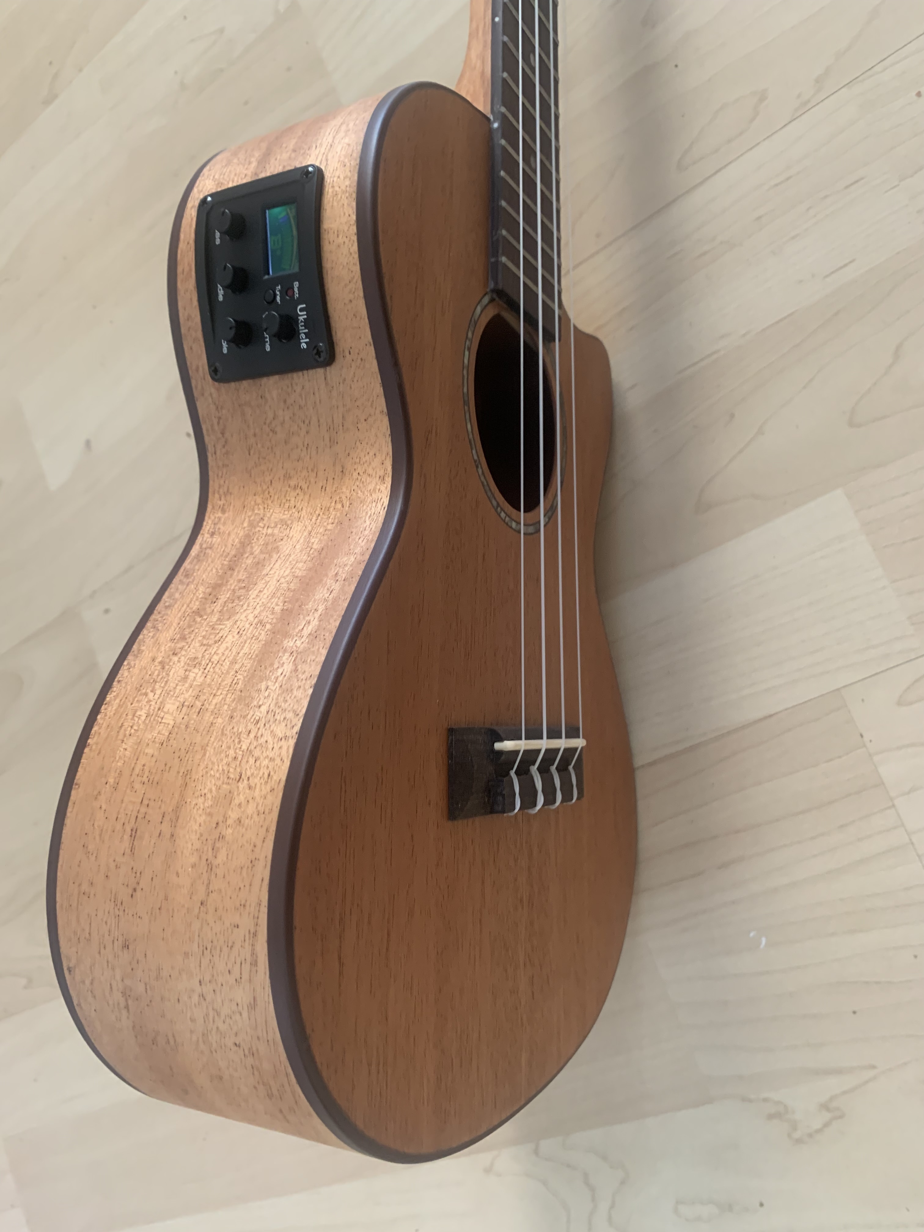koki´o Tenor Ukulele mit Tonabnehmer + Gigbag massive Decke