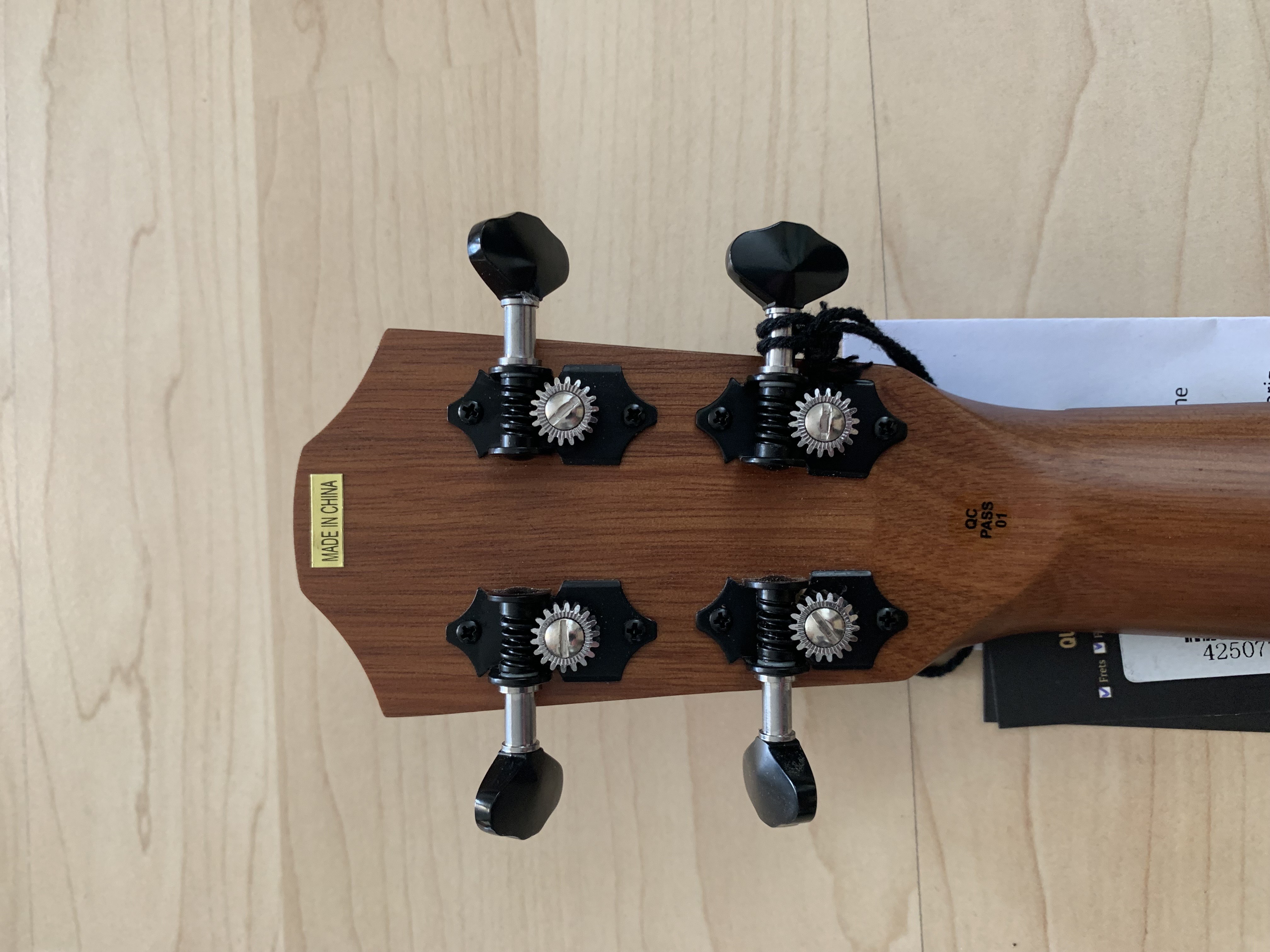 Konzert Ukulele aus massiver Akazie mit Gigbag Konzert Ukulele aus massiver Akazie mit Gigbag