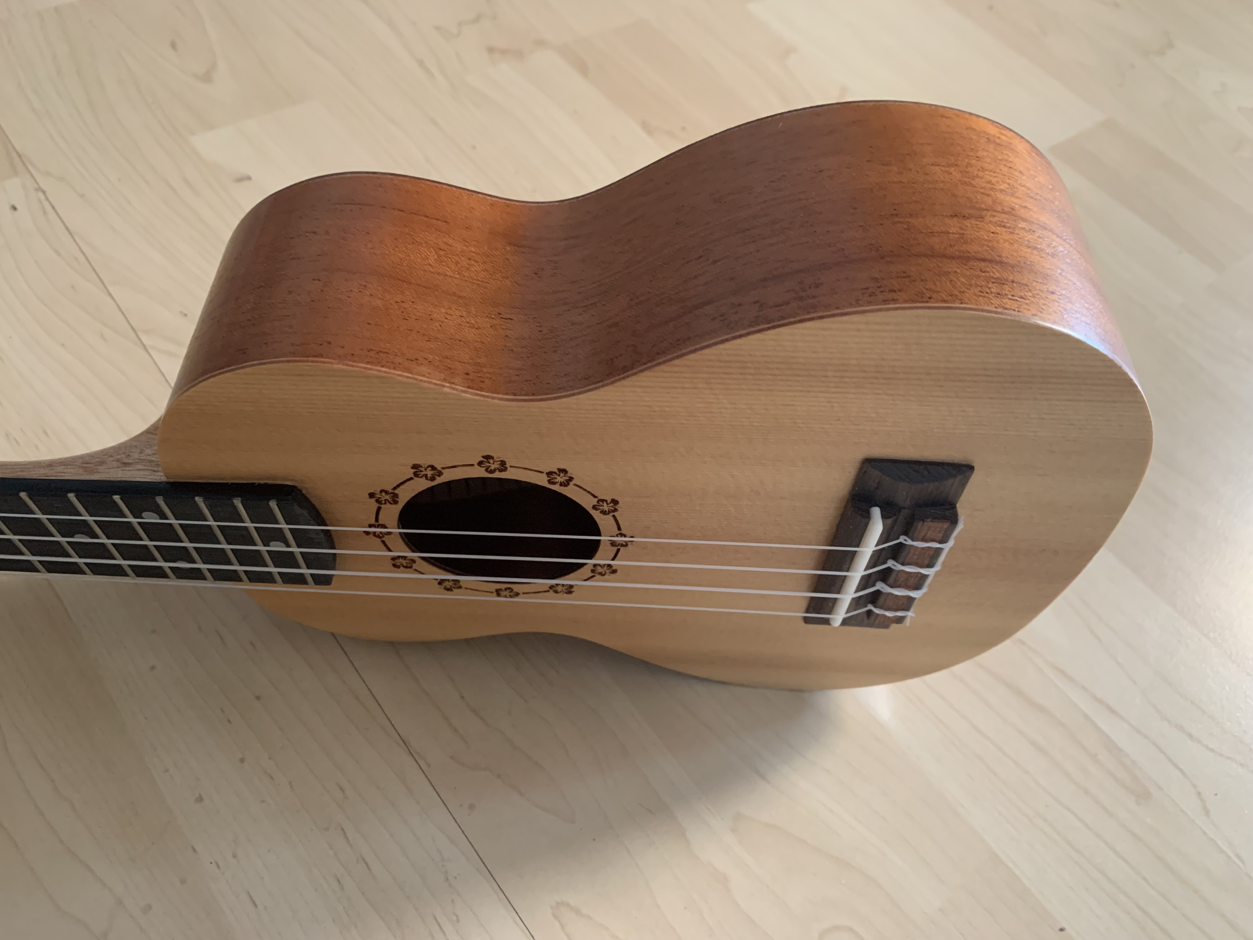 koki´o Sopran Ukulele - Fichte Mahagoni