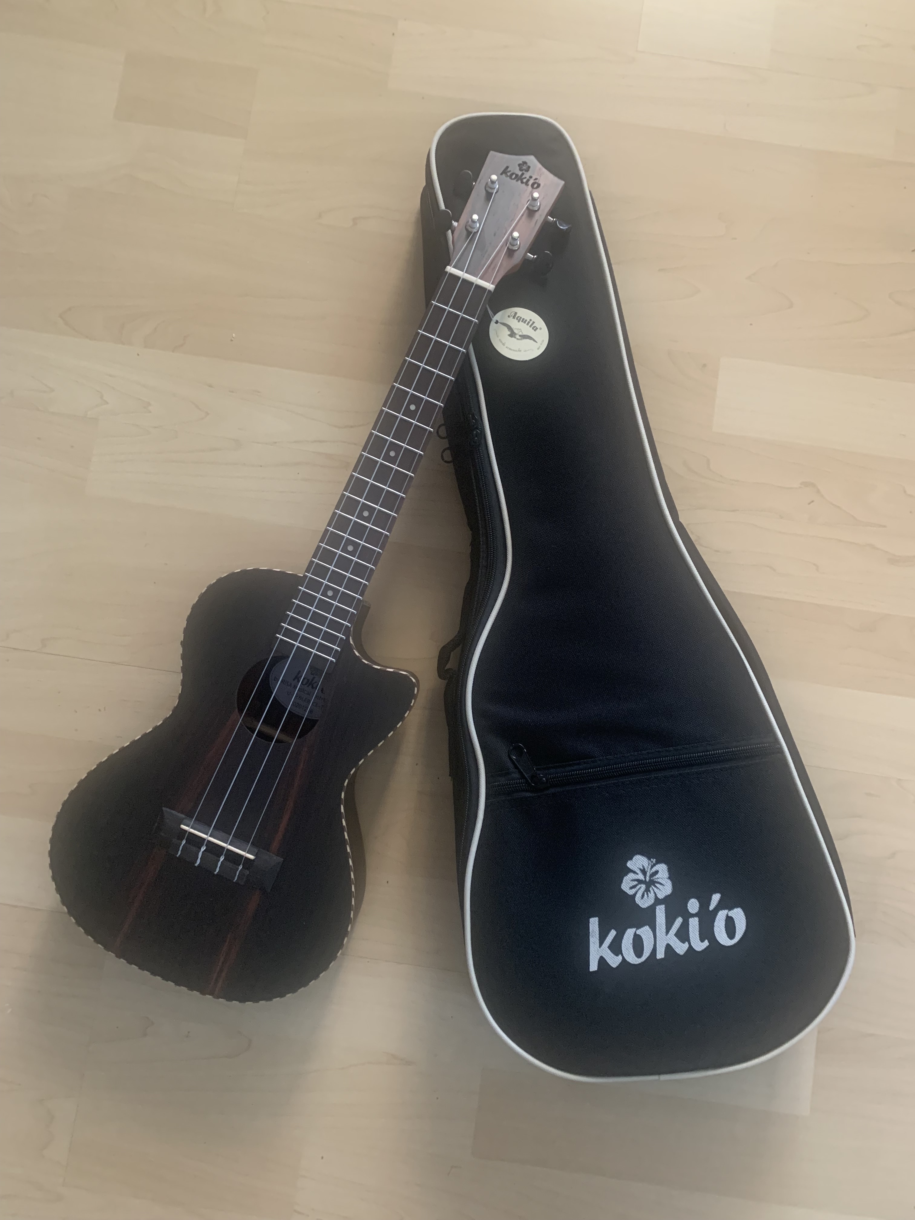Koki`o Ebenholz Tenor Ukulele mit Tonabnehmer/Stimmgerät + Gigbag