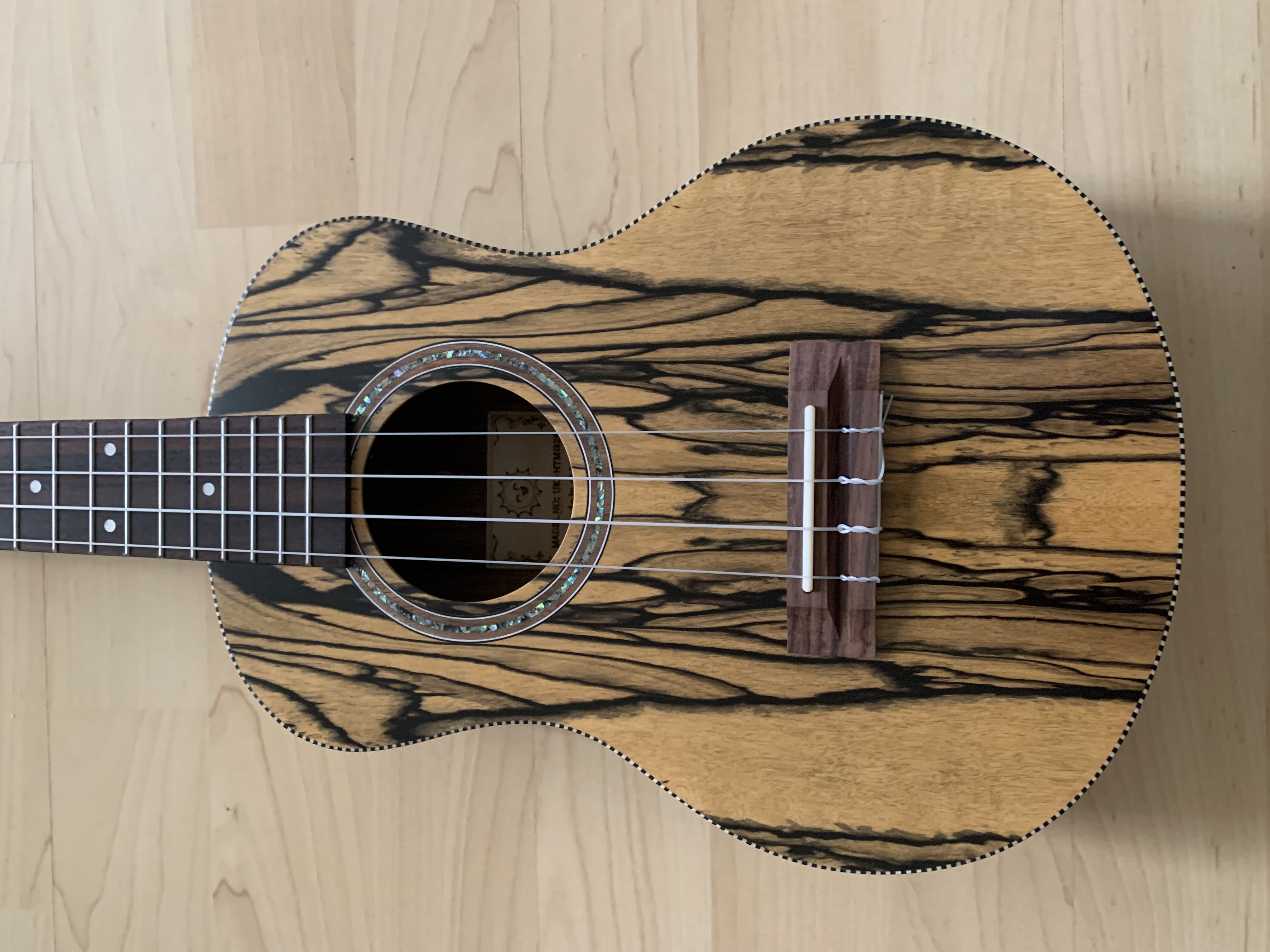 Tenor Ukulele 26" aus schwarz-weißem Ebenholz zum Sonderpreis