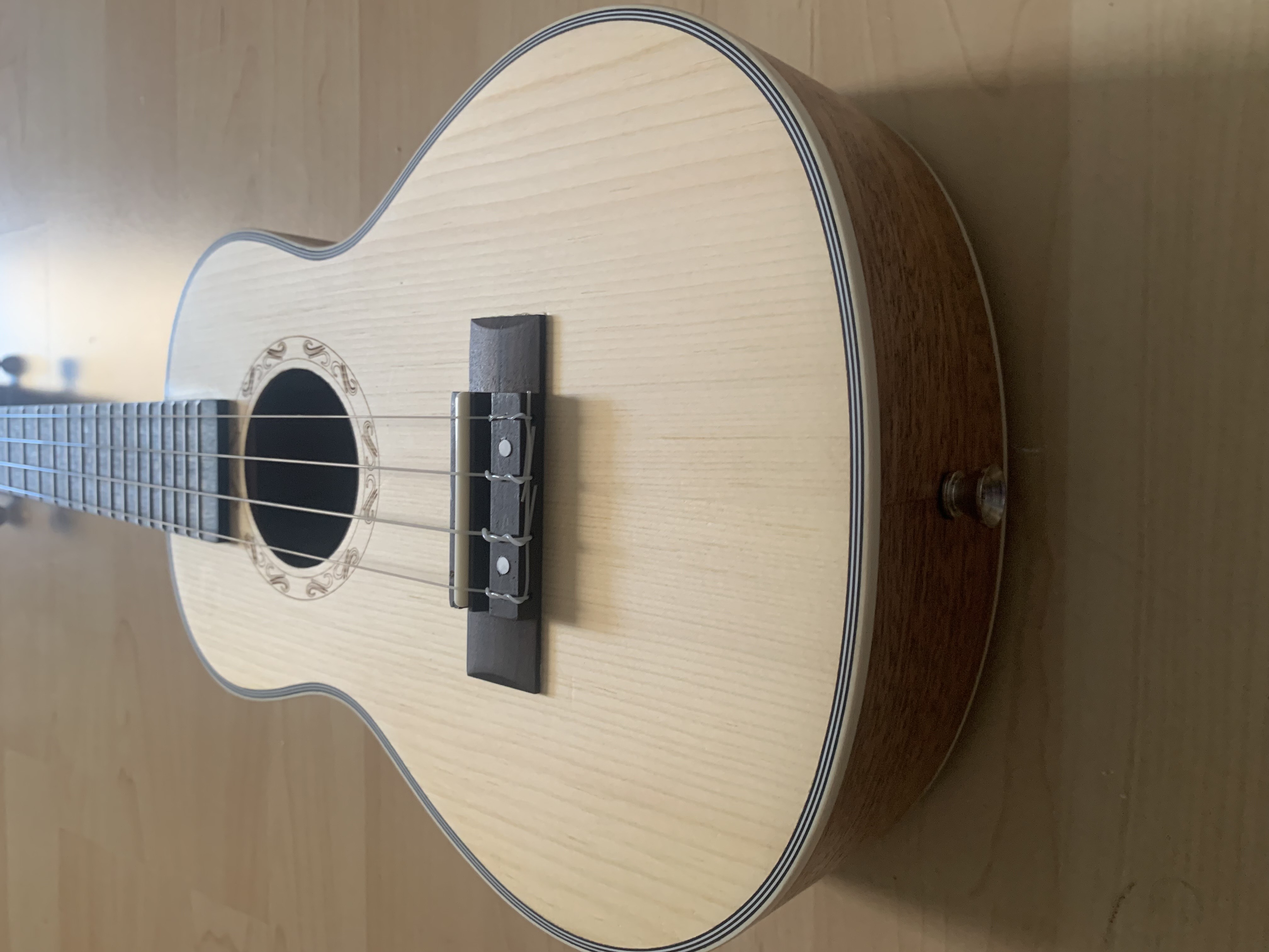 Konzert Ukulele mit massiver Fichtendecke + Zubehör zum Sonderpreis Konzert Ukulele mit massiver Fichtendecke + Zubehör zum Sonderpreis