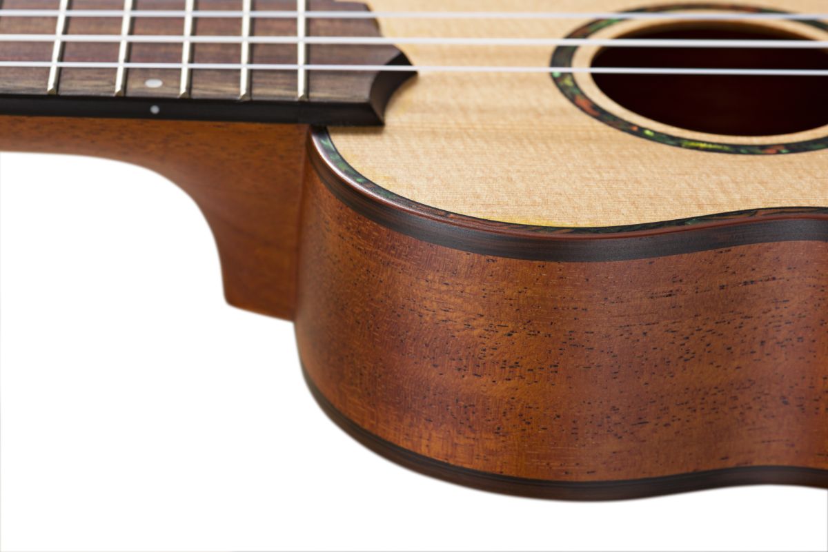 Sopran Ukulele mit massiver Sitka Fichtendecke