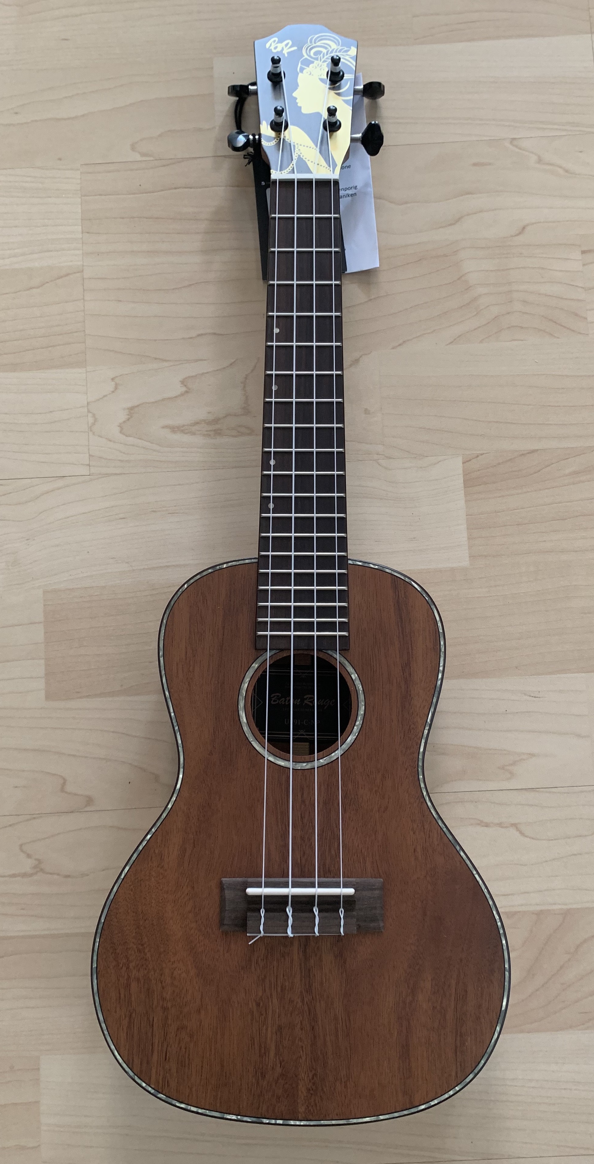 Konzert Ukulele aus massiver Akazie mit Gigbag Konzert Ukulele aus massiver Akazie mit Gigbag
