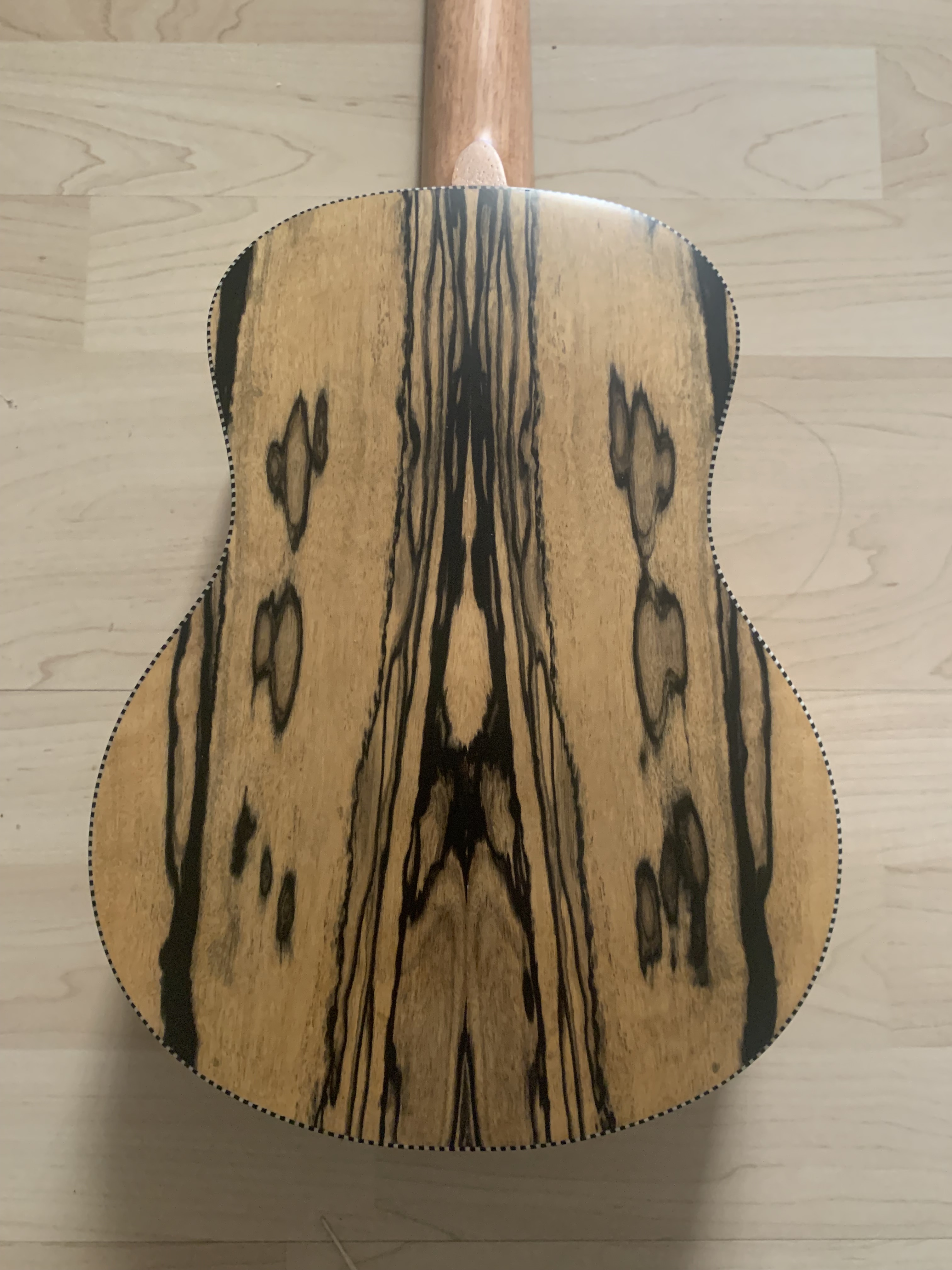 Tenor Ukulele aus schwarz weißem Ebenholz *SONDERANGEBOT*
