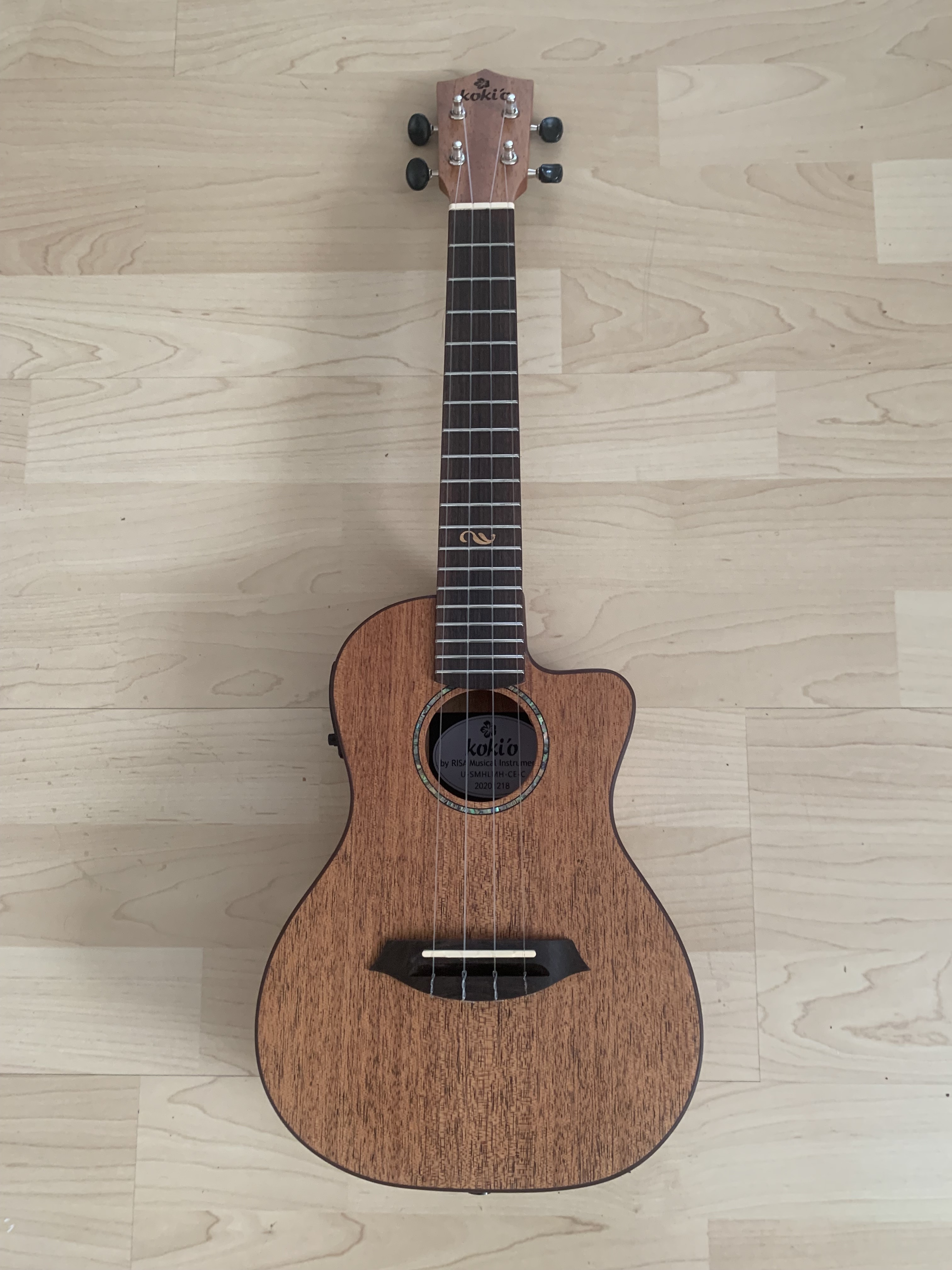 koki´o Konzert Ukulele mit Tonabnehmer + Gigbag  massive Mahagoni Decke + Gigbag