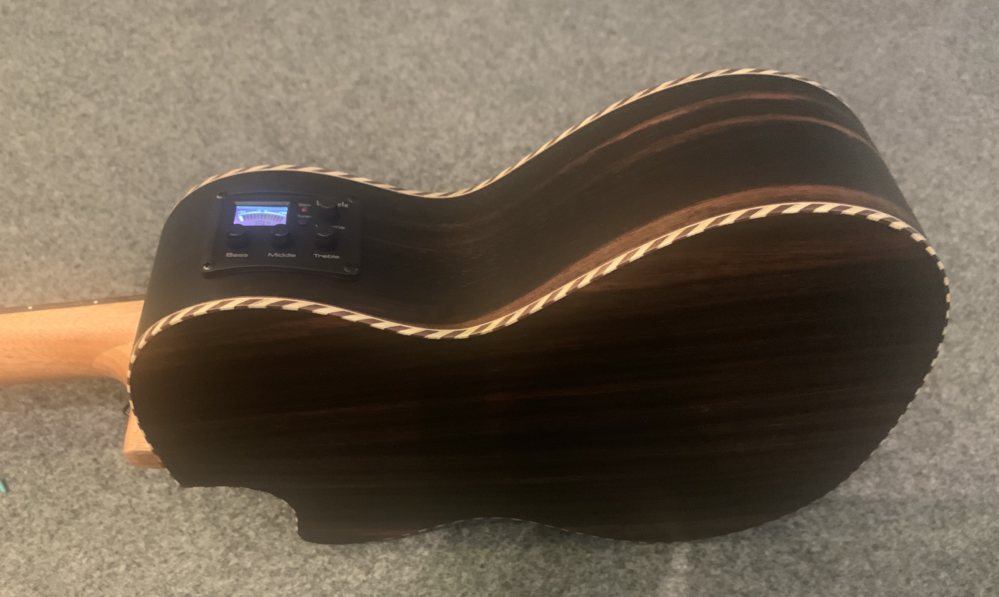 Koki`o Ebenholz Tenor Ukulele mit Tonabnehmer/Stimmgerät + Gigbag