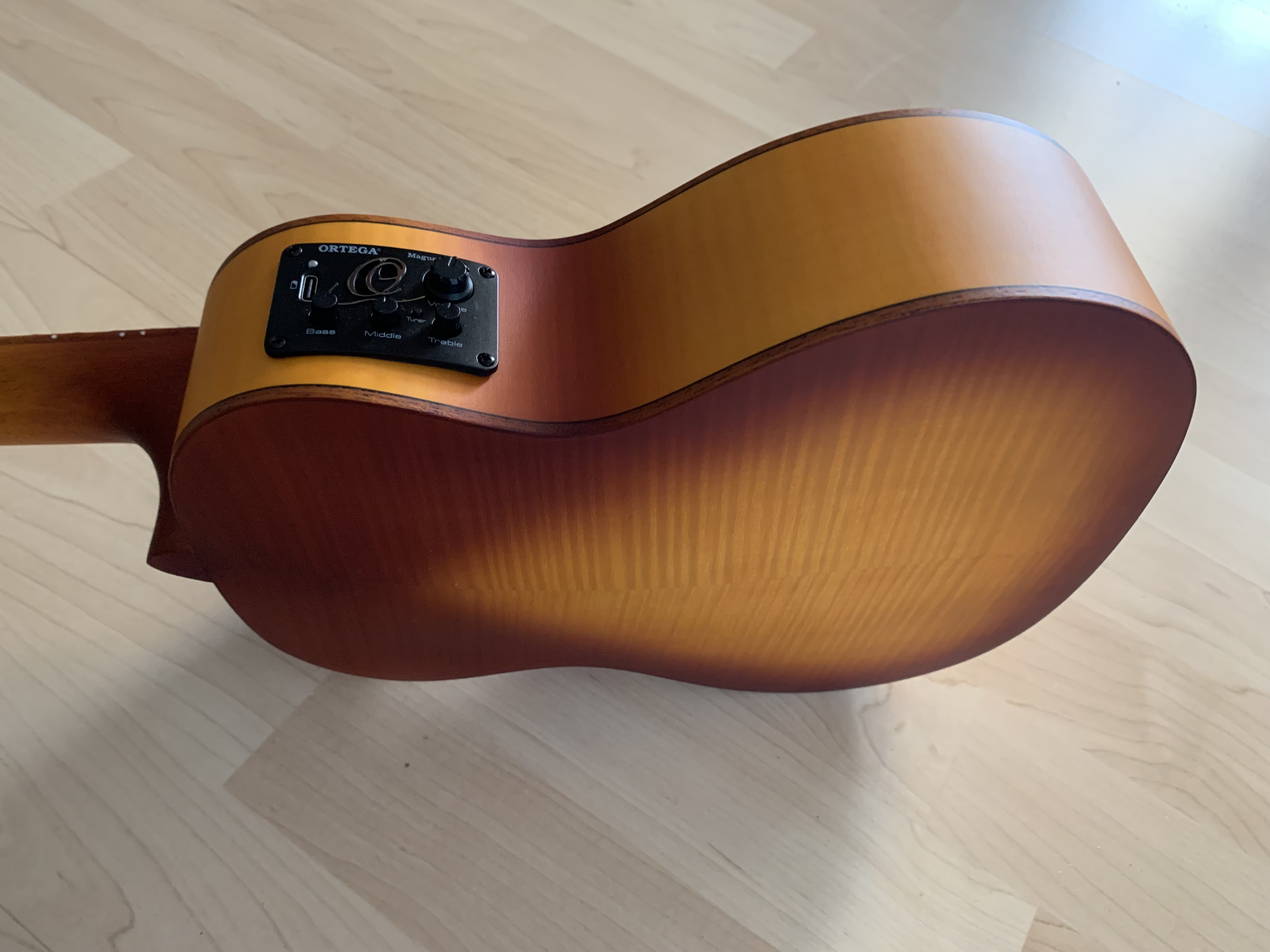 Ortega Konzert Ukulele mit Tonabnehmer/Stimmgerät - Elite Gigbag - Gurt - Wandhaken Ortega Konzert Ukulele mit Tonabnehmer/Stimmgerät - Elite Gigbag - Gurt - Wandhaken