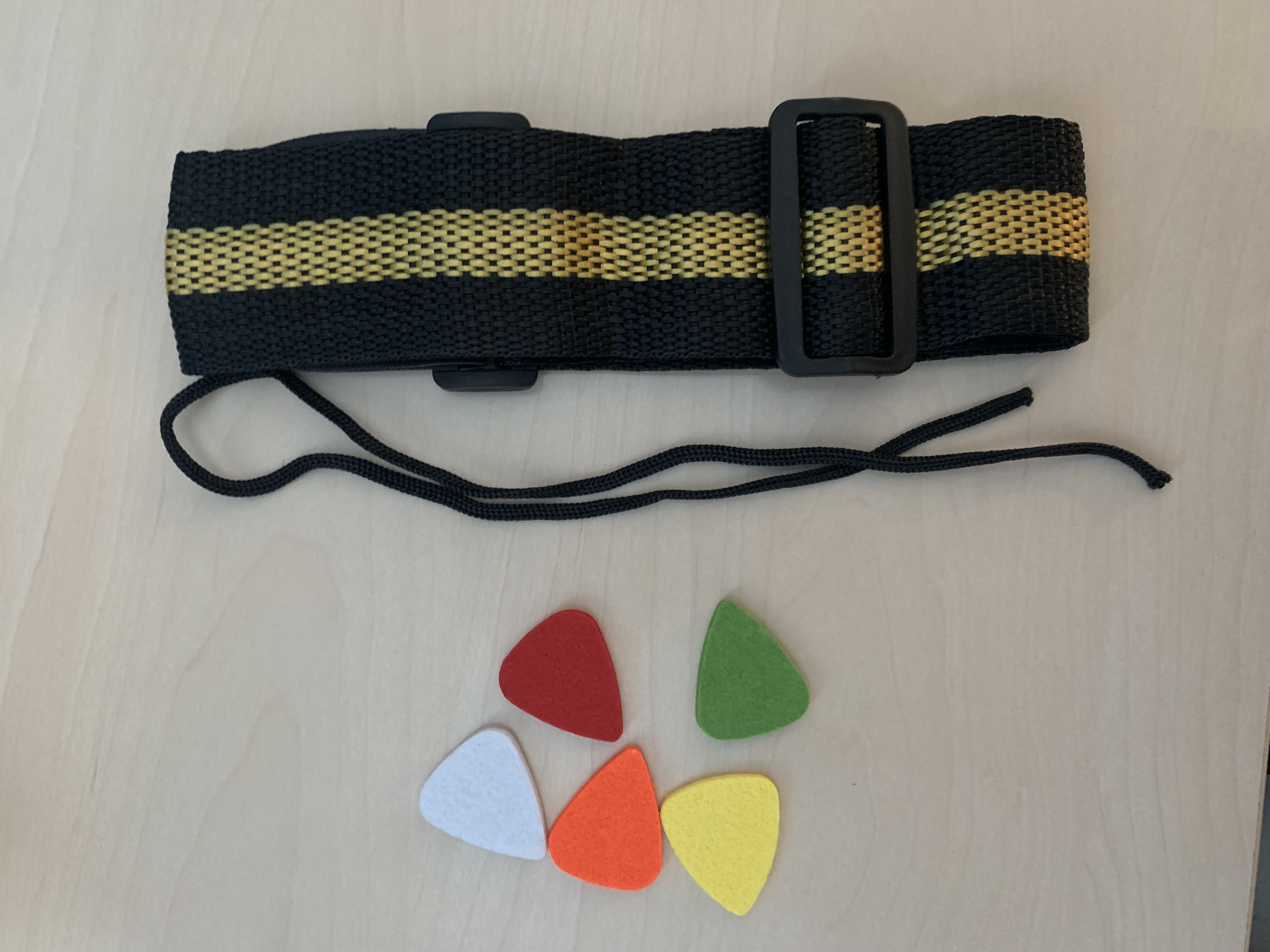 Tenor Ukulele - Fichte Mahagoni - mit Zubehör: Gigbag-Gurt-Filzplektren