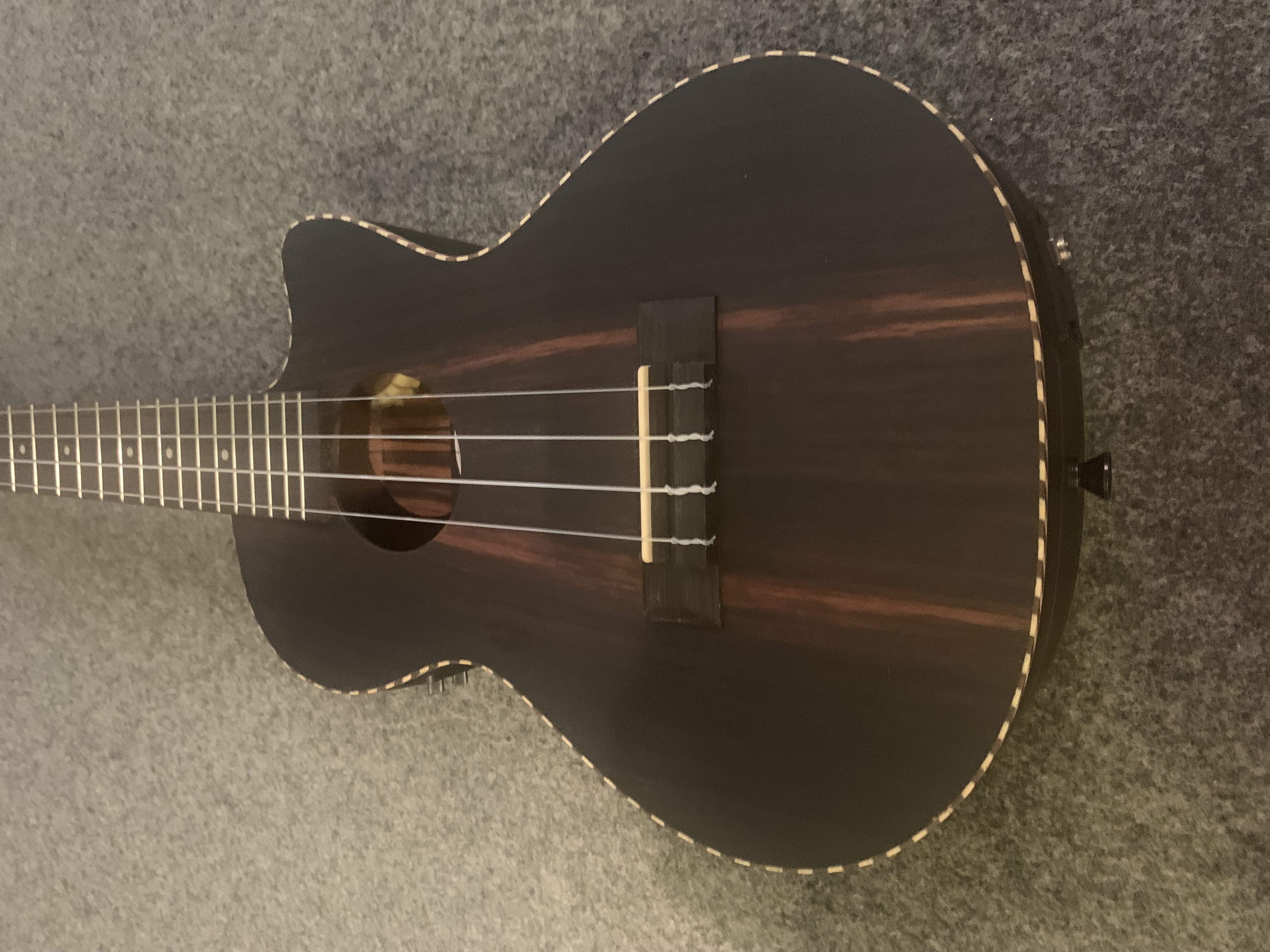 Koki`o Ebenholz Tenor Ukulele mit Tonabnehmer/Stimmgerät + Gigbag