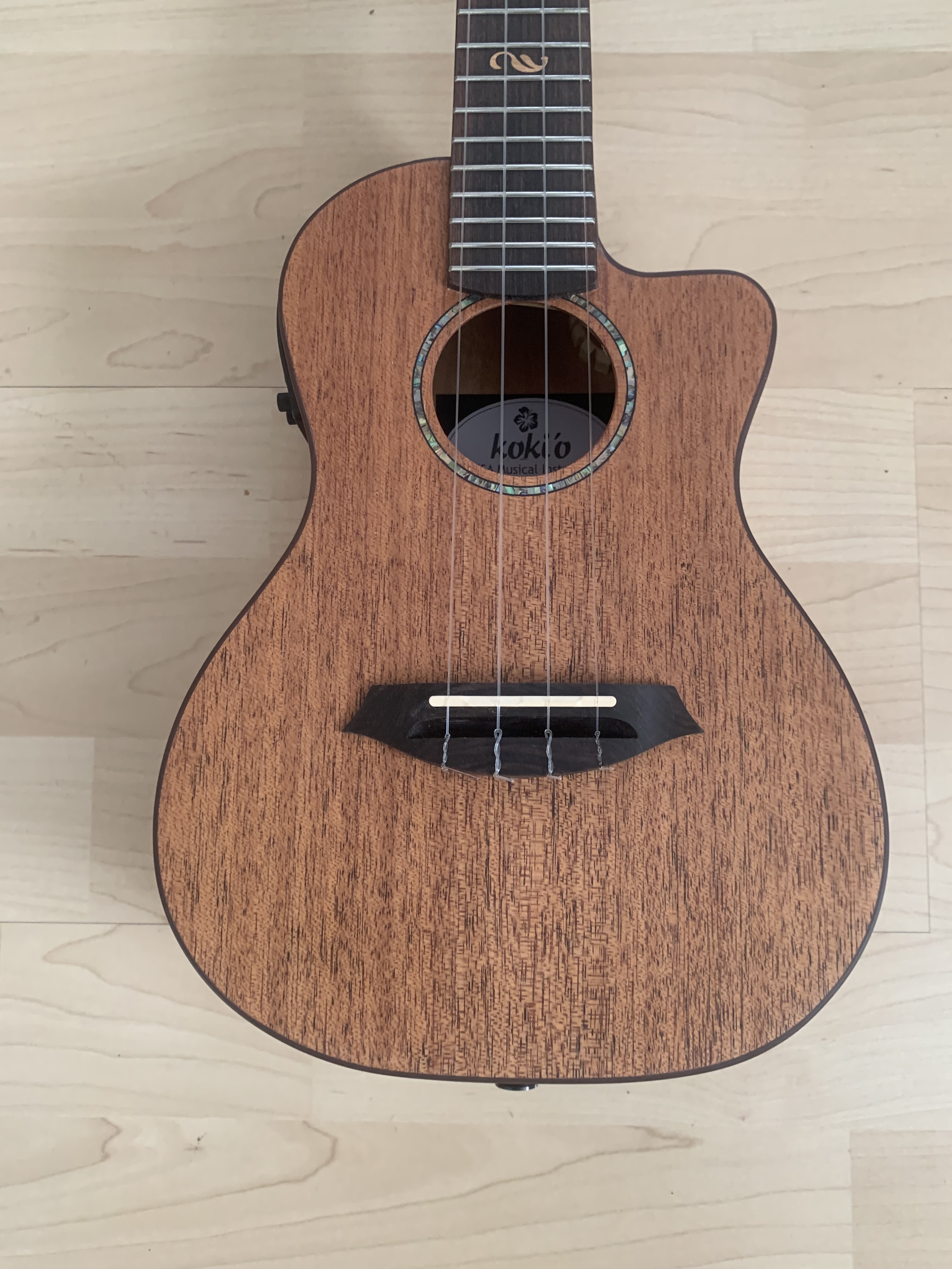 koki´o Konzert Ukulele mit Tonabnehmer + Gigbag  massive Mahagoni Decke + Gigbag