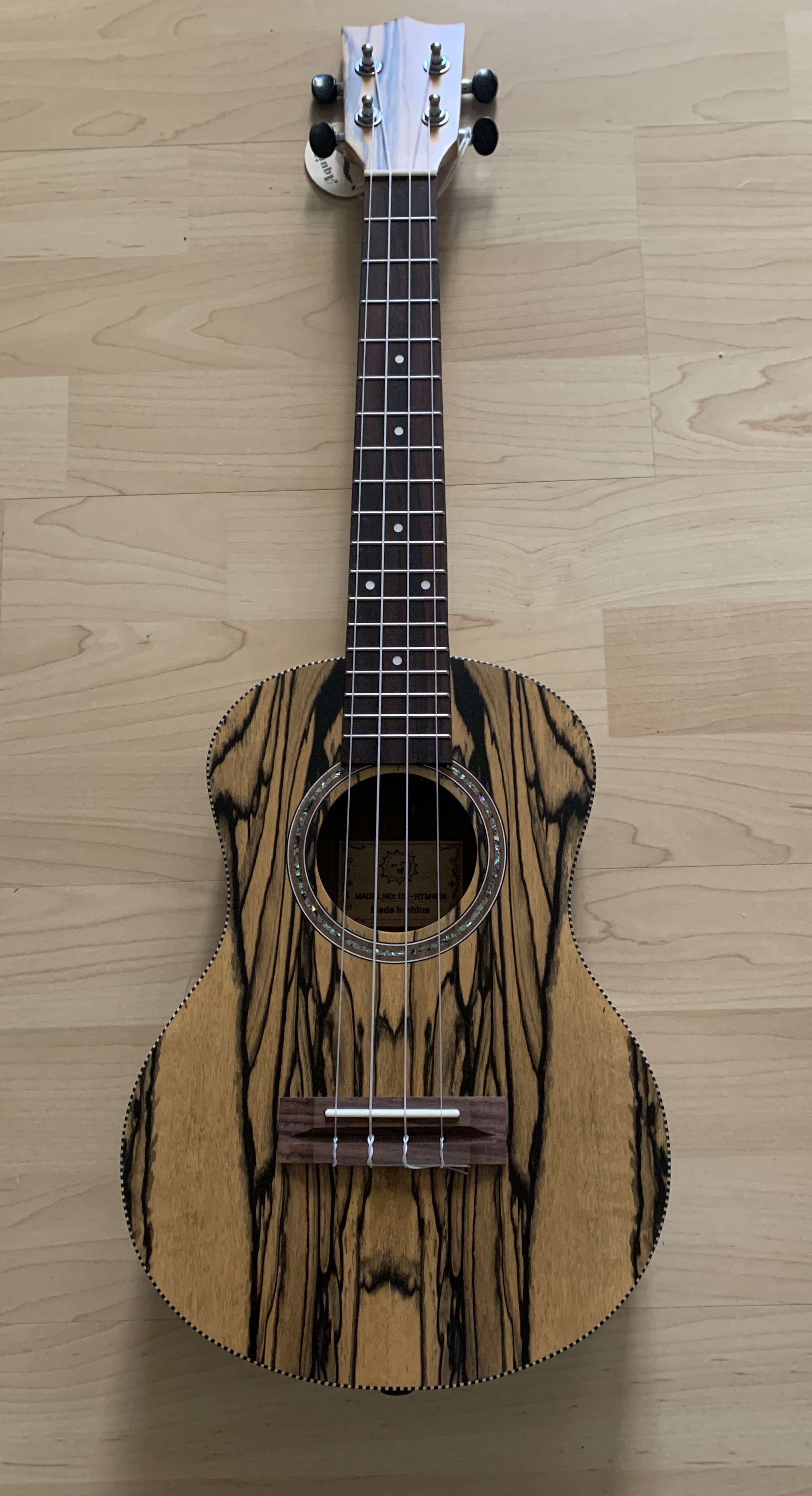 Tenor Ukulele 26" aus schwarz-weißem Ebenholz zum Sonderpreis