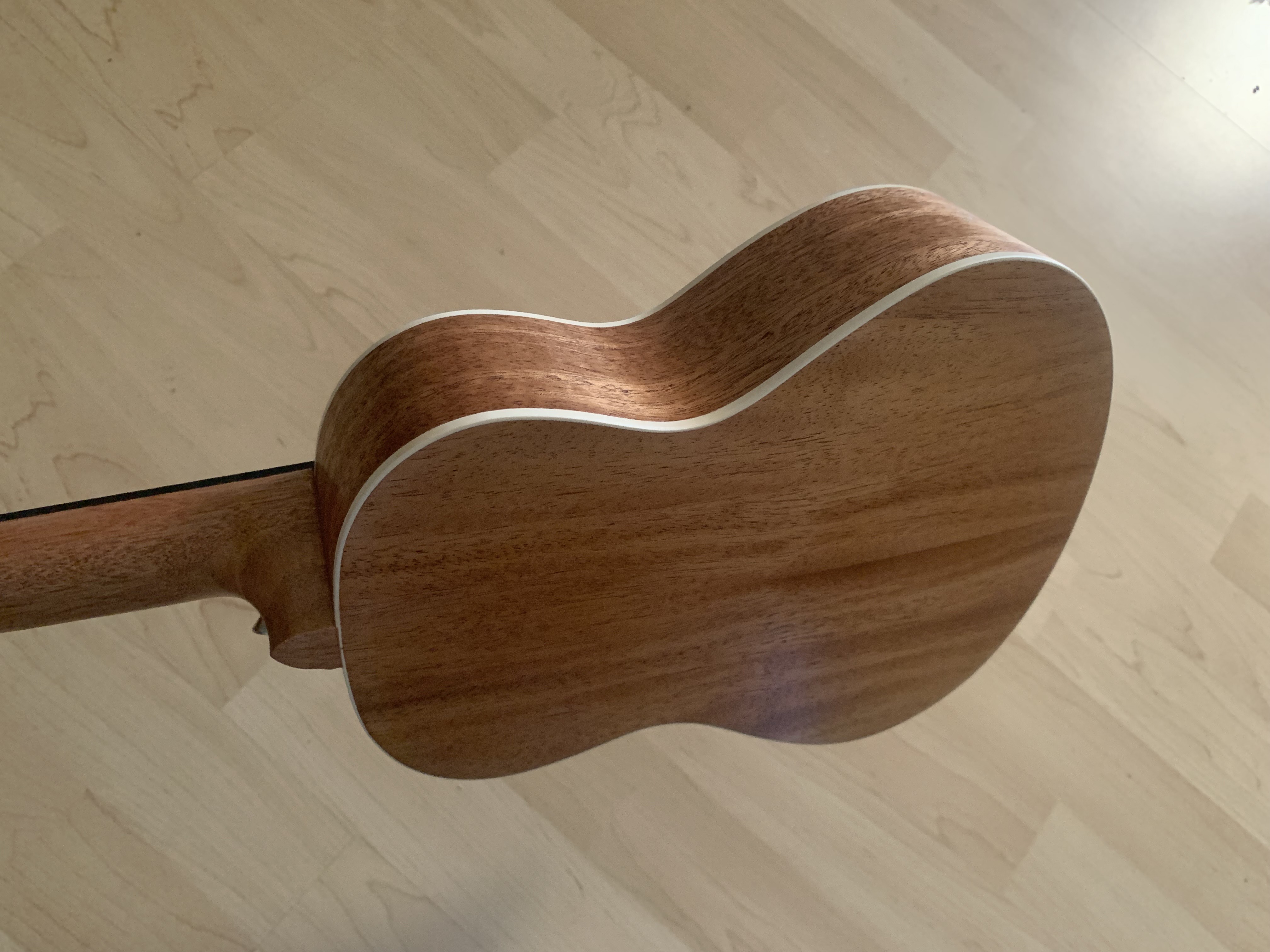 Konzert Ukulele mit massiver Fichtendecke + Zubehör zum Sonderpreis Konzert Ukulele mit massiver Fichtendecke + Zubehör zum Sonderpreis
