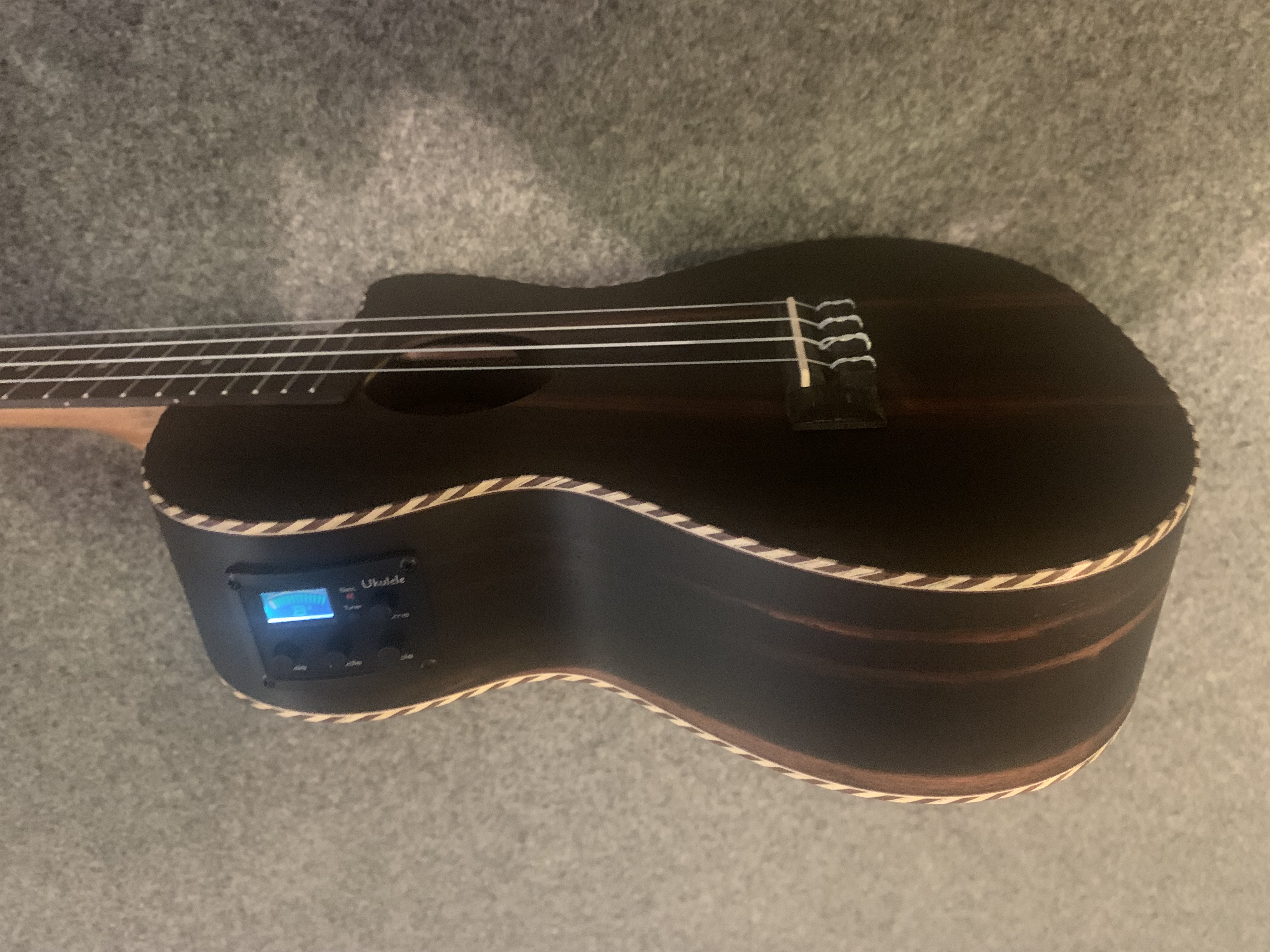 Koki`o Ebenholz Tenor Ukulele mit Tonabnehmer/Stimmgerät + Gigbag