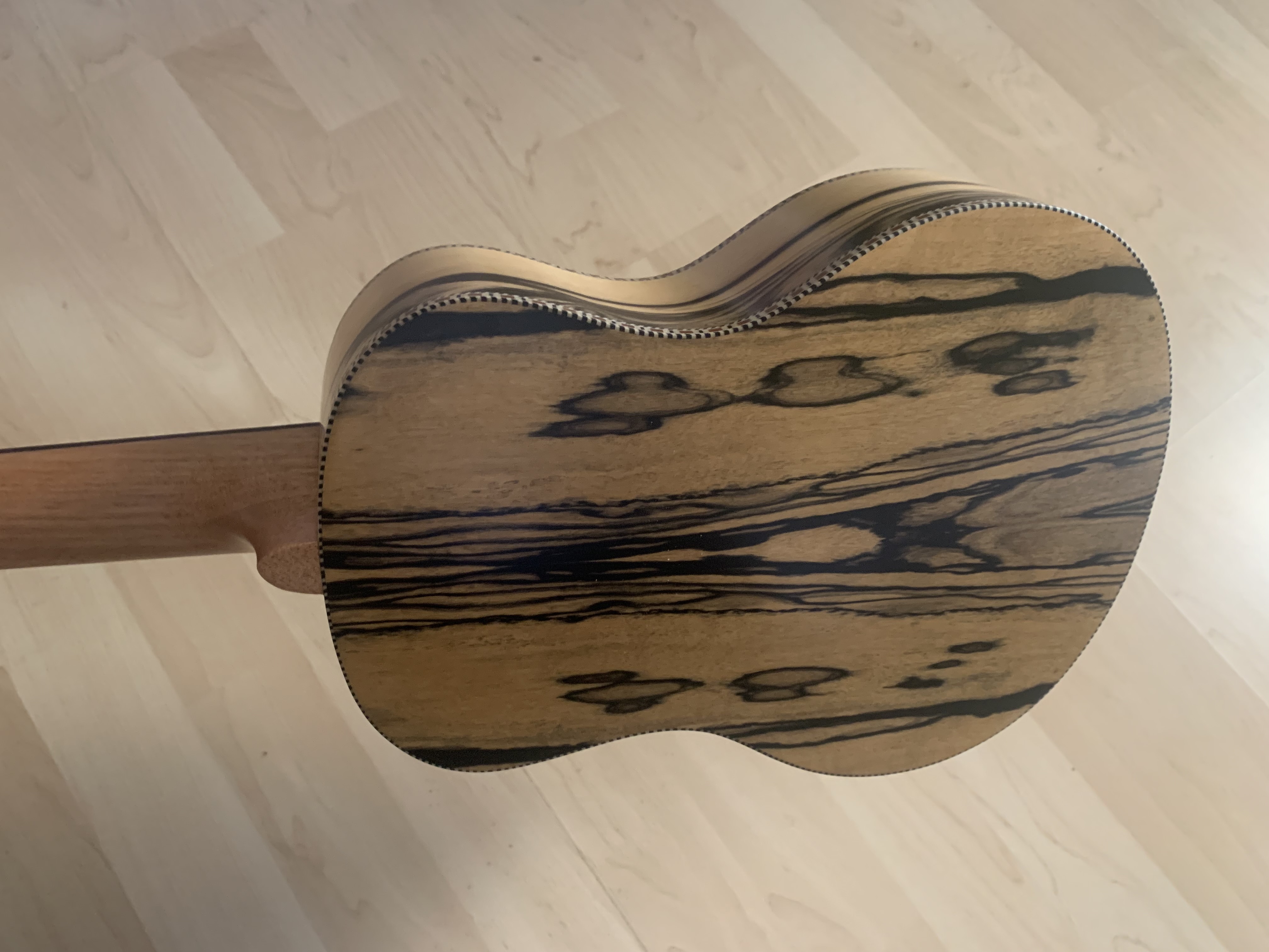 Tenor Ukulele aus schwarz weißem Ebenholz *SONDERANGEBOT*