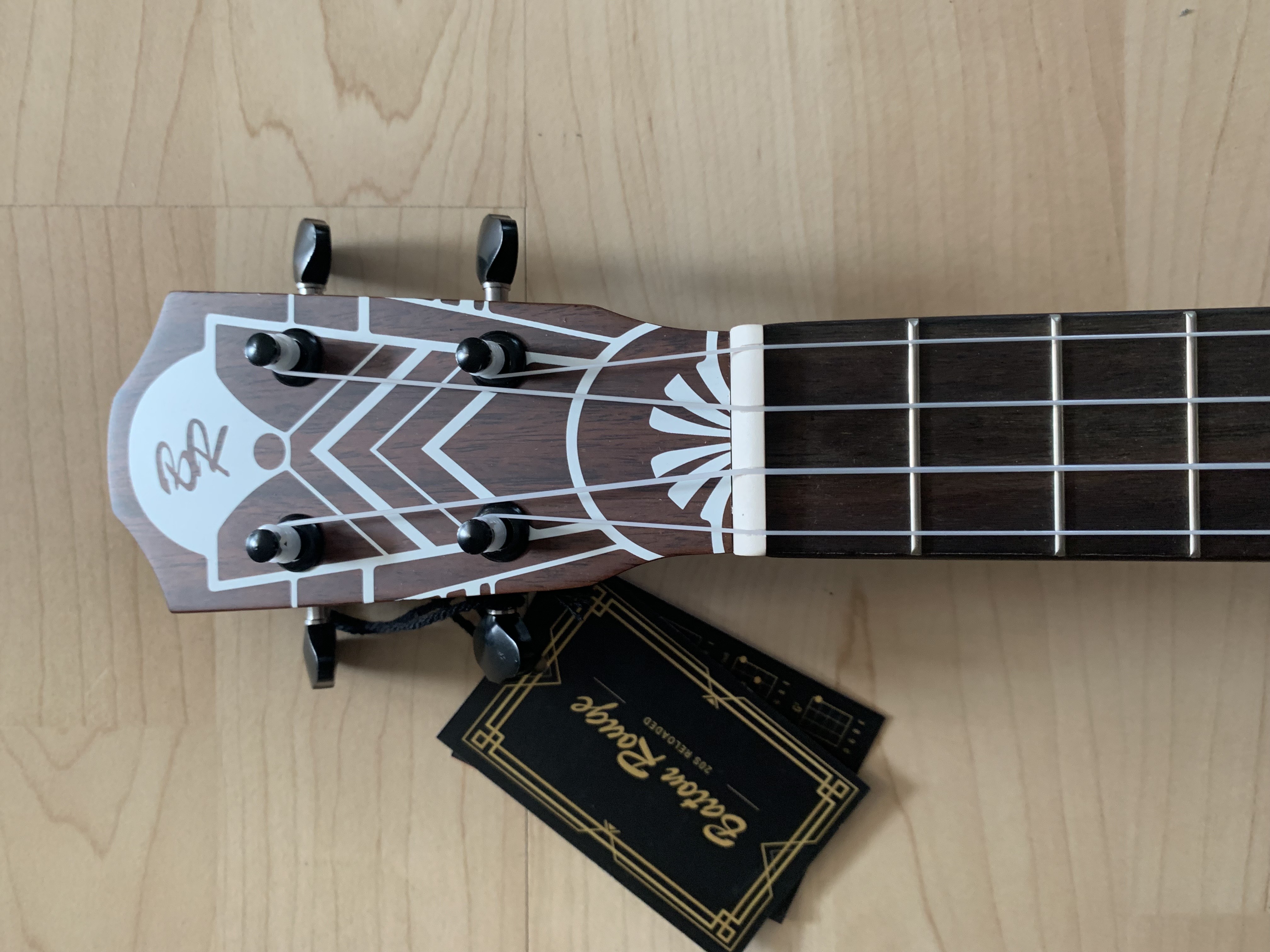Tenor Ukulele mit massiver Sitka Fichtendecke + Gigbag