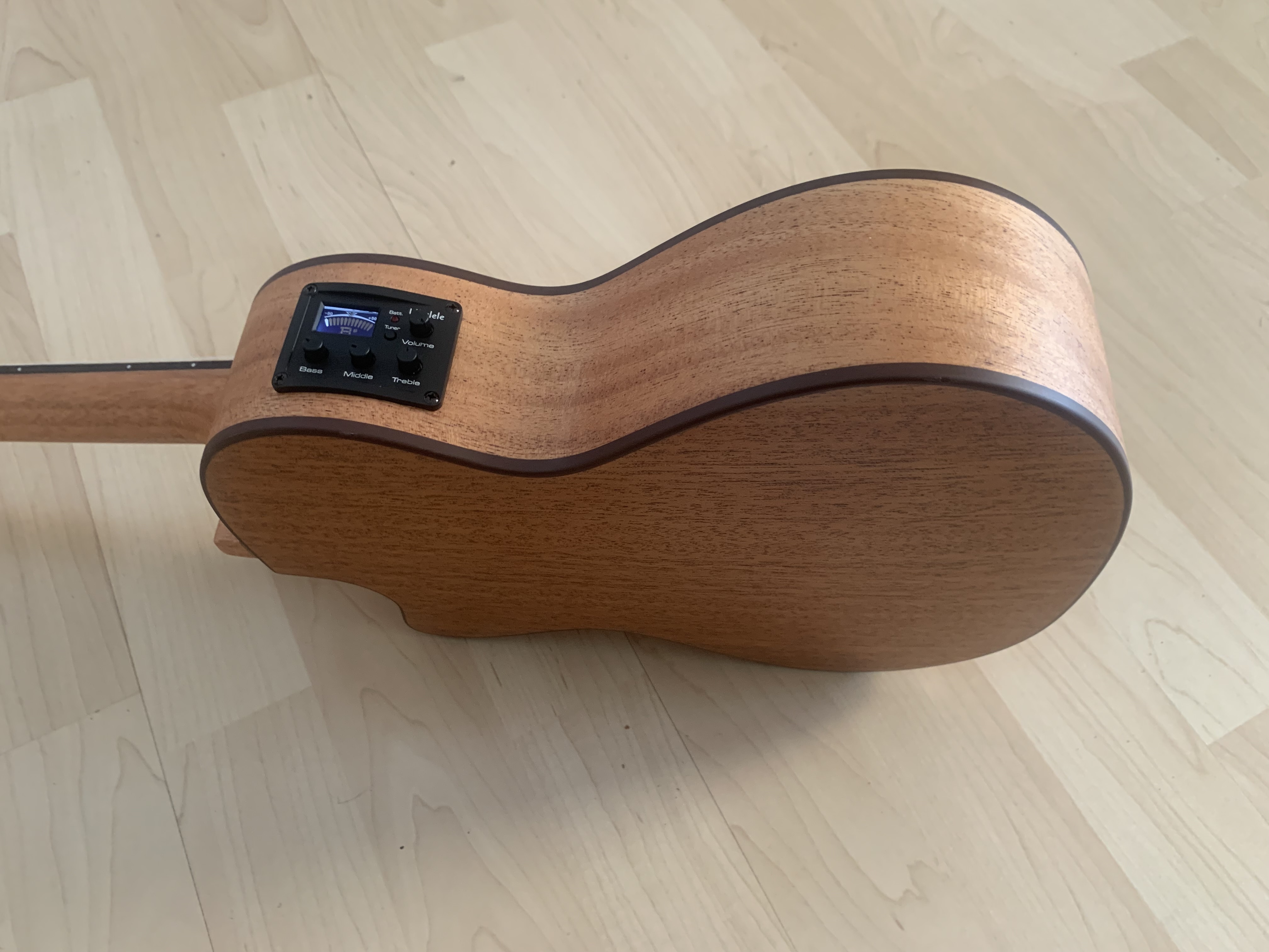 koki´o Tenor Ukulele mit Tonabnehmer + Gigbag massive Decke