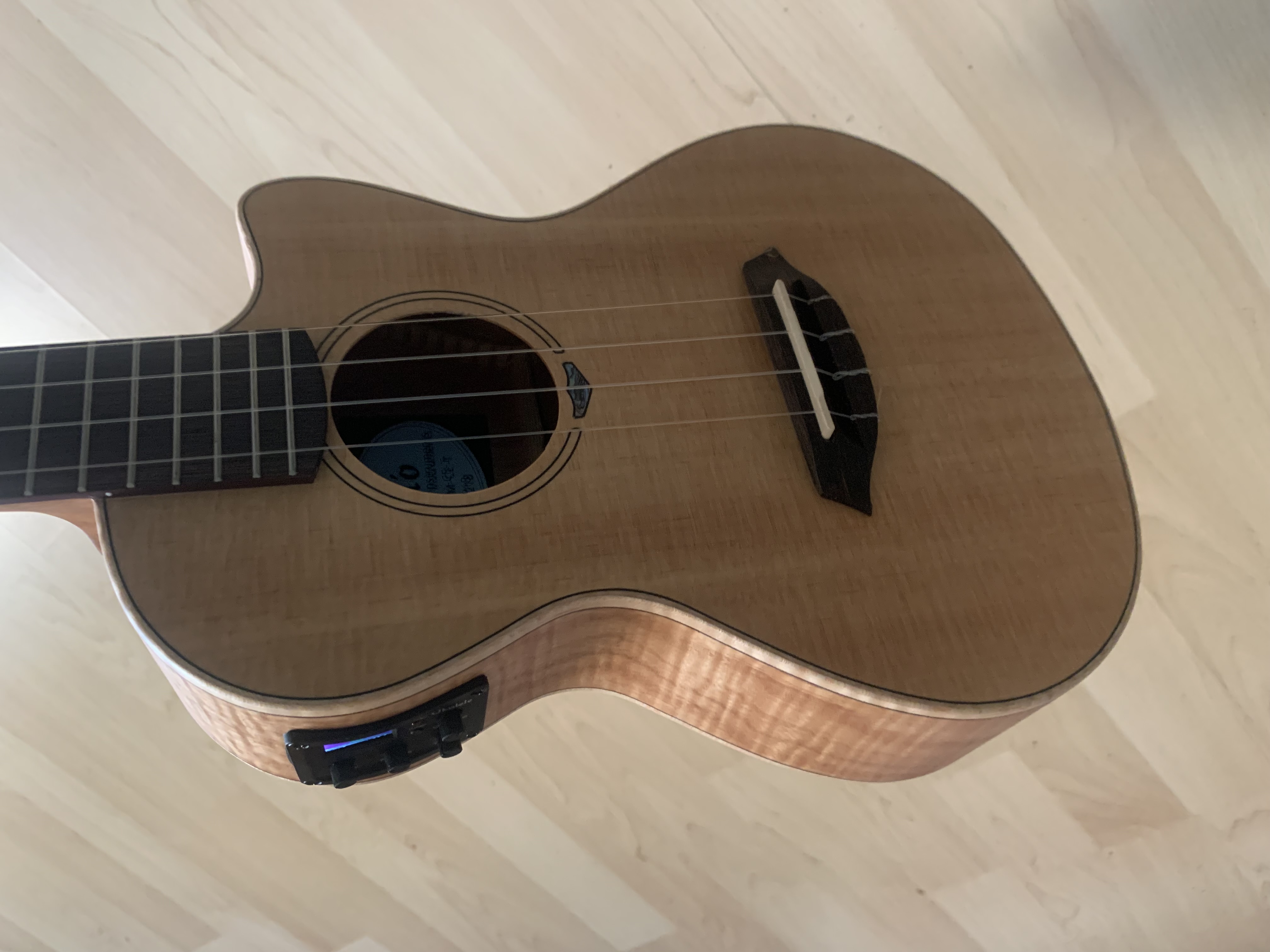 Tenor Ukulele mit Tonabnehmer und Gigbag massive Fichtendecke