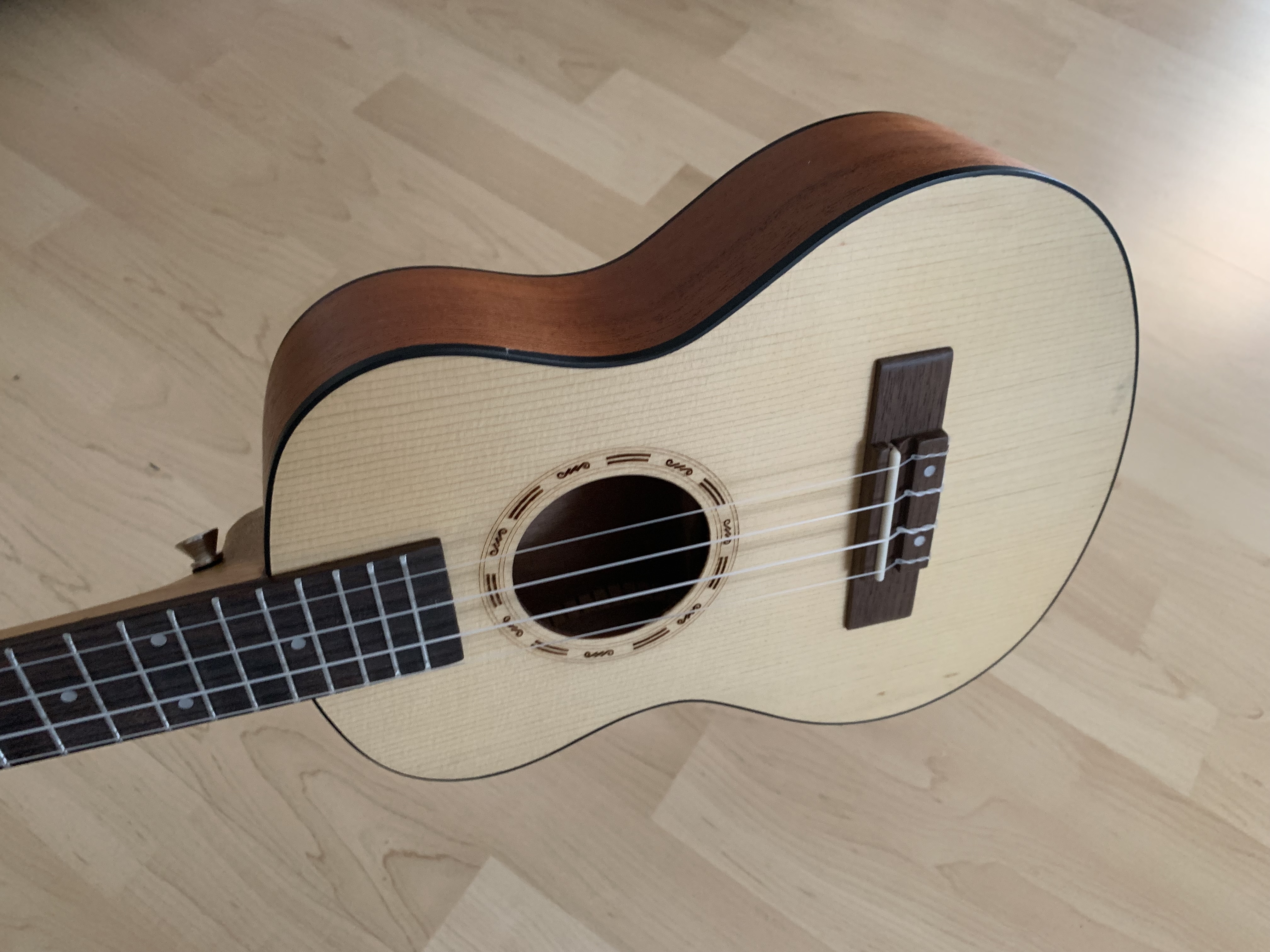 Tenor Ukulele - Fichte Mahagoni - mit Zubehör: Gigbag-Gurt-Filzplektren