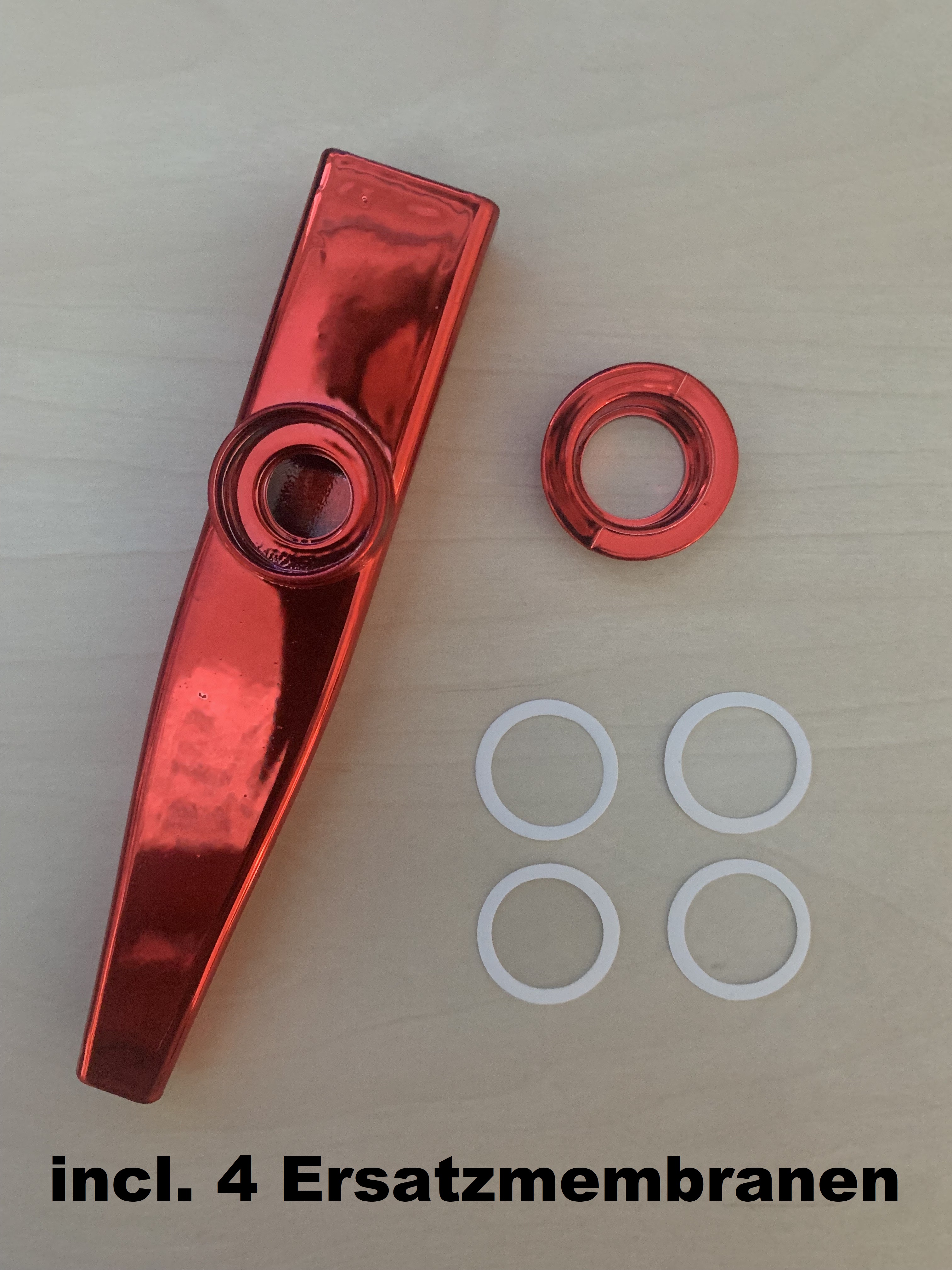 4 x Kazoo in den Farben: Gold-Silber-Rot-Blau + 4 x Umhängegurte + 4 Ersatzmembranen 4 x Kazoo in den Farben: Gold-Silber-Rot-Blau + 4 x Umhängegurte + 4 Ersatzmembranen