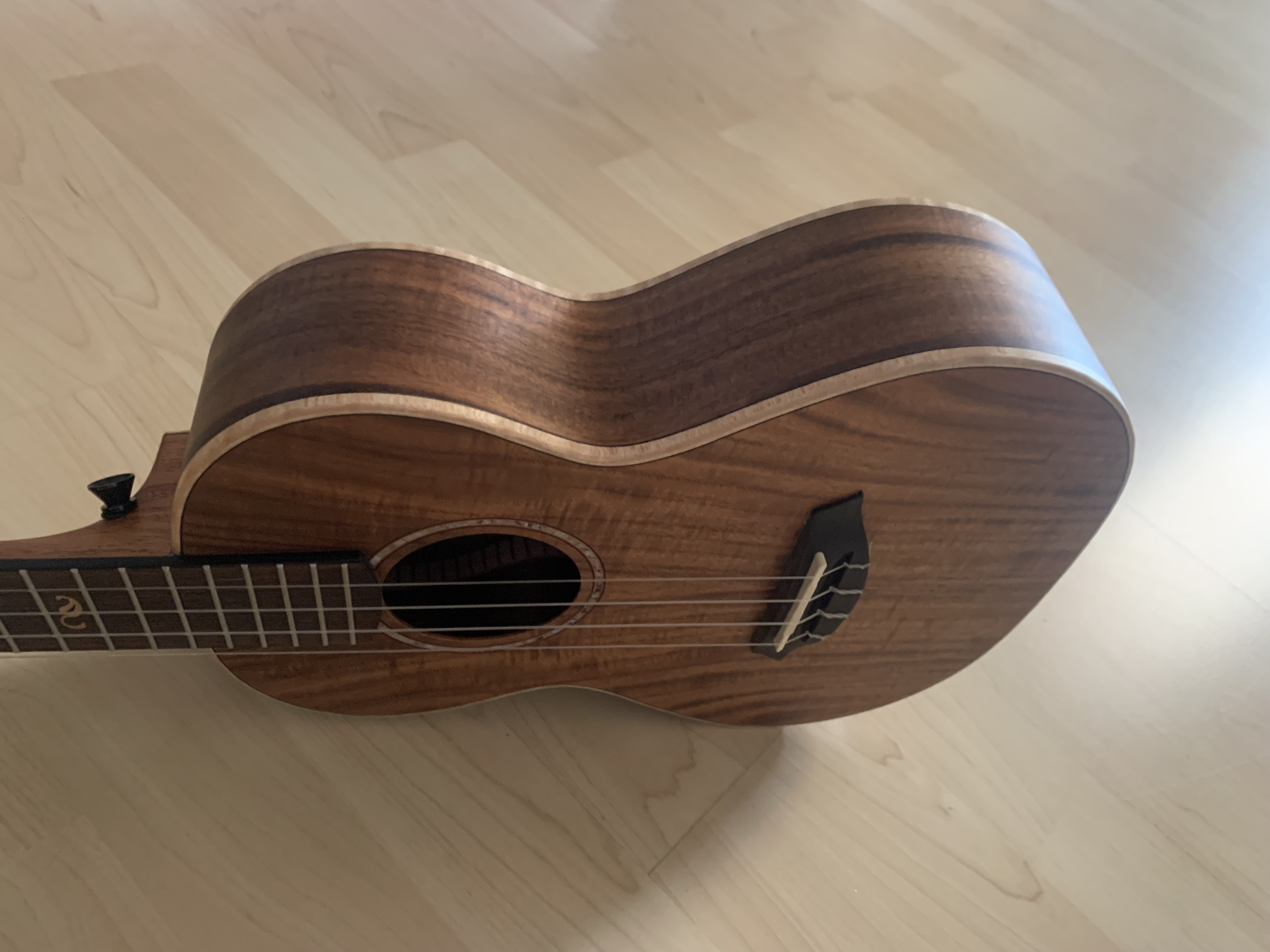 Tenor Ukulele aus KOA  mit massiver Decke + Gigbag