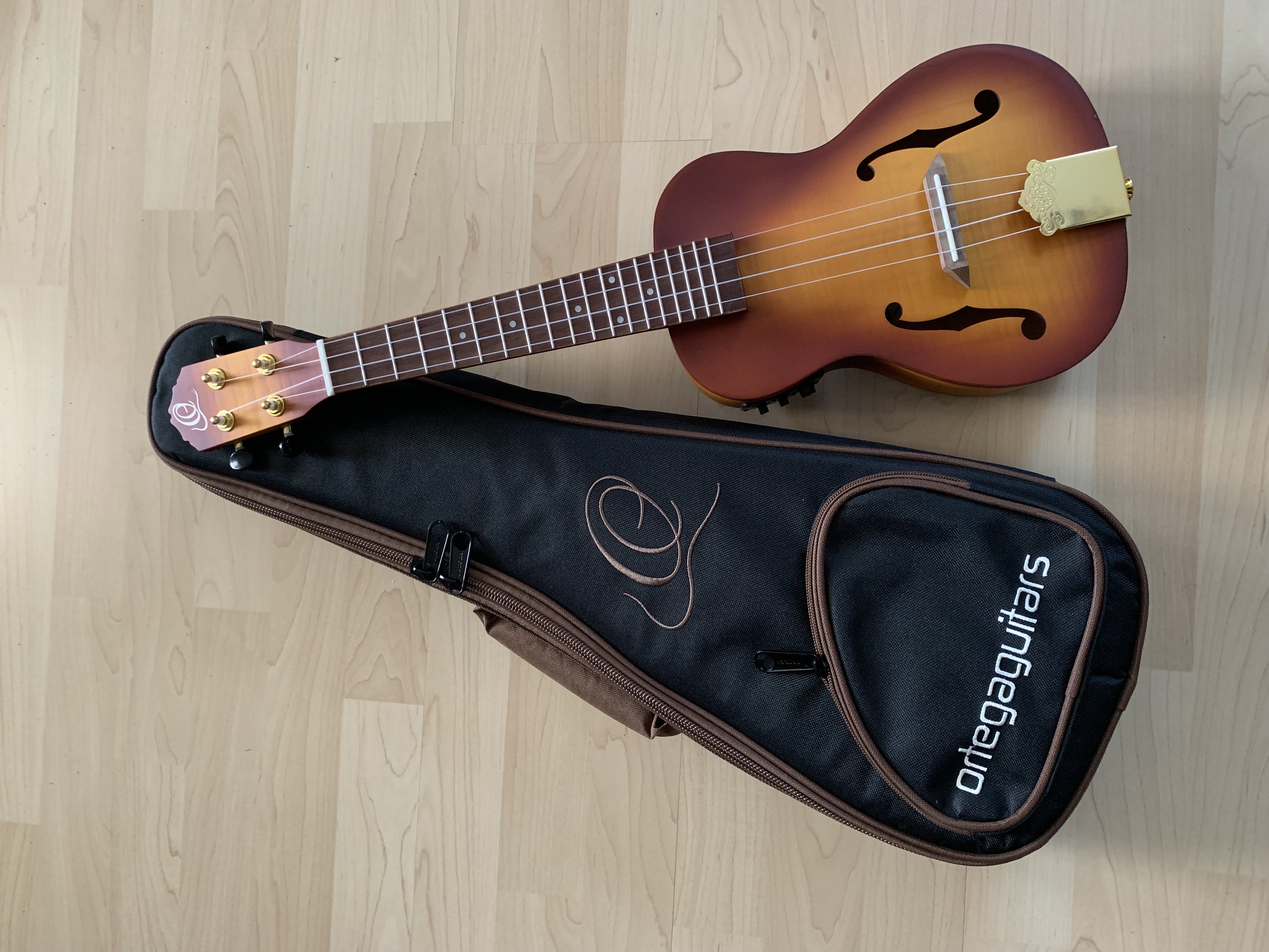 Ortega Konzert Ukulele mit Tonabnehmer/Stimmgerät - Elite Gigbag - Gurt - Wandhaken Ortega Konzert Ukulele mit Tonabnehmer/Stimmgerät - Elite Gigbag - Gurt - Wandhaken