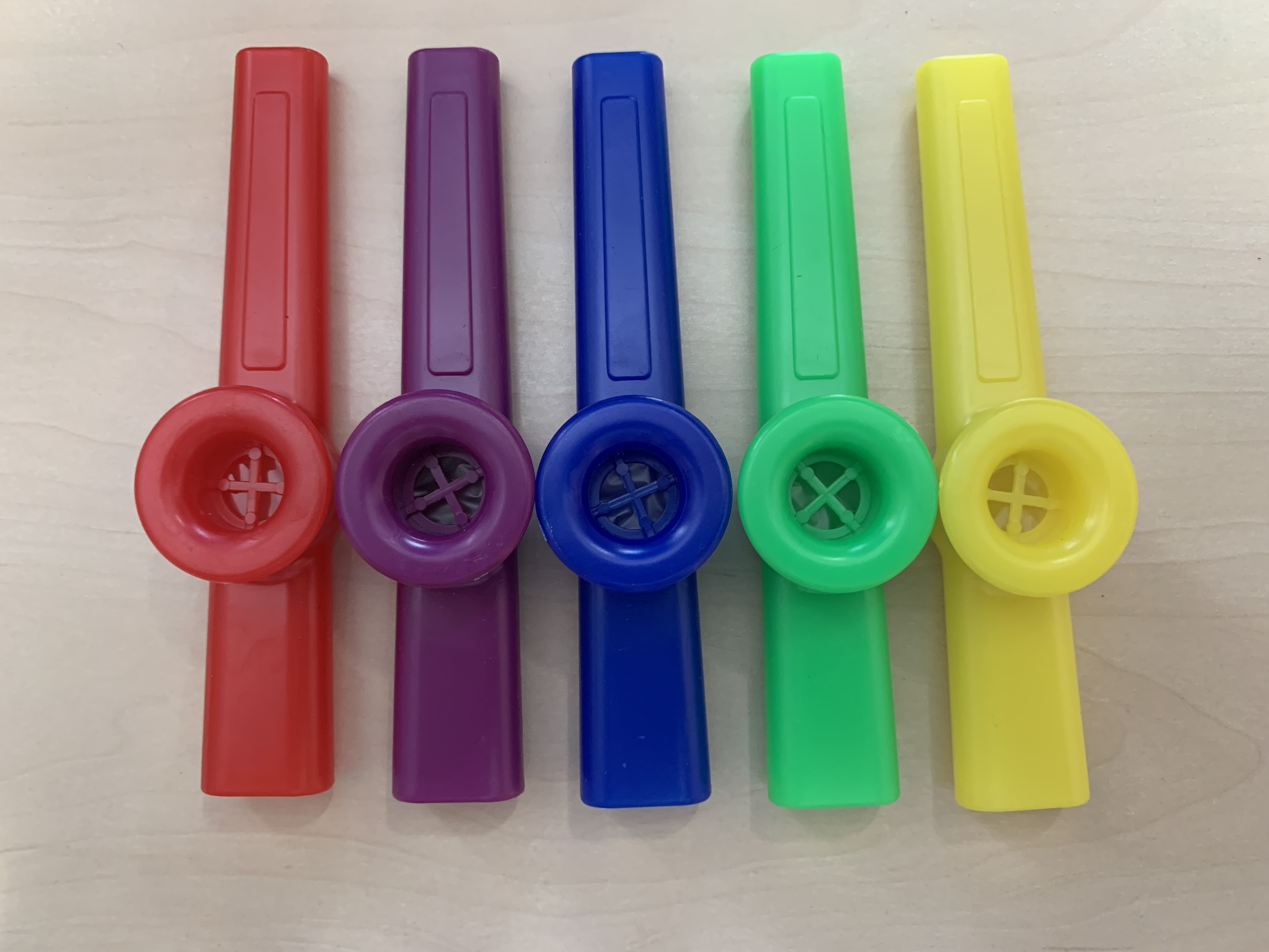 5 x Kazoo aus Kunststoff in: Grün-Gelb-Rot-Blau-Lila