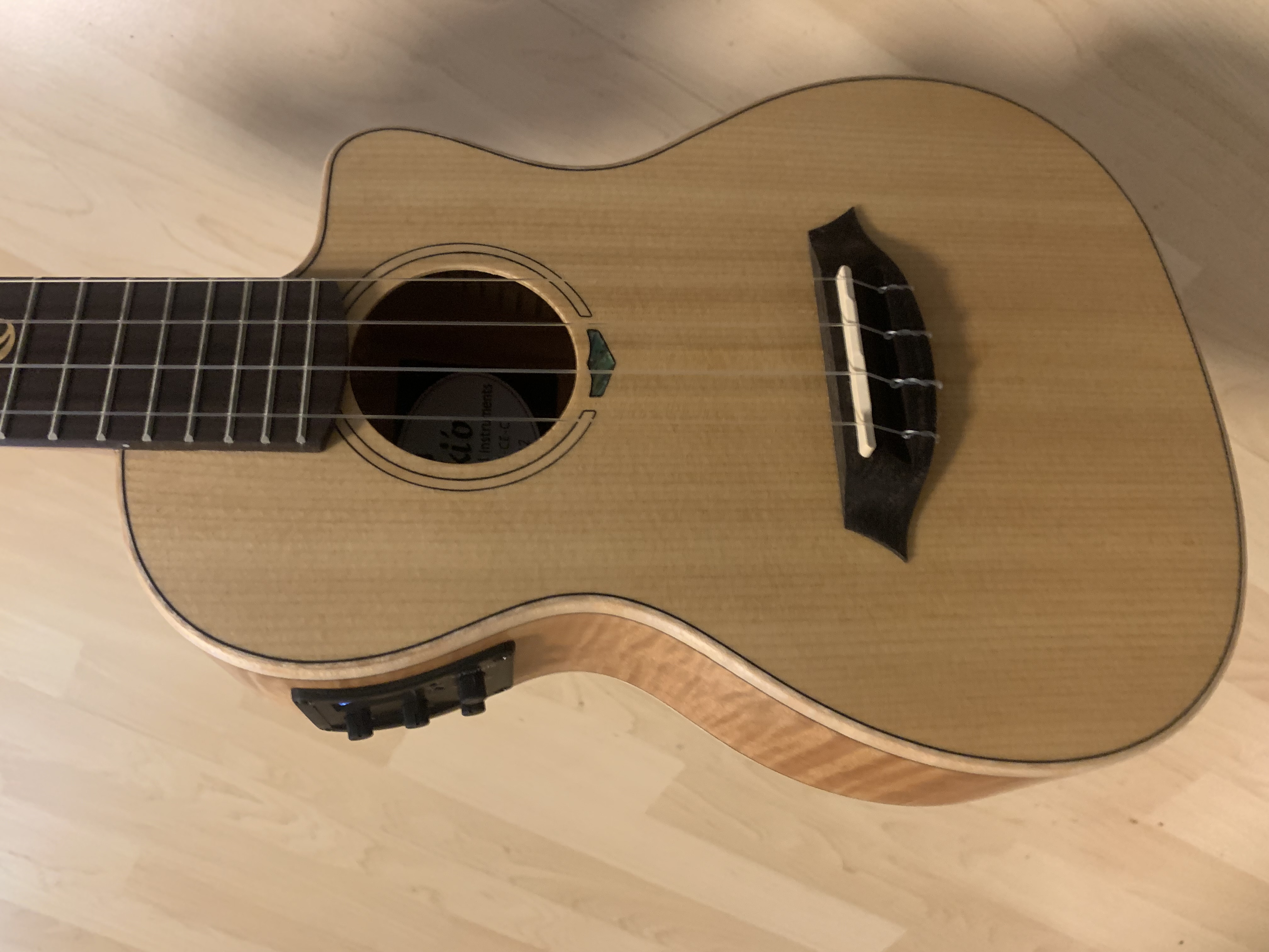koki´o Konzert Ukulele *NEU* mit Tonabnehmer + Gigbag zum Sonderpreis