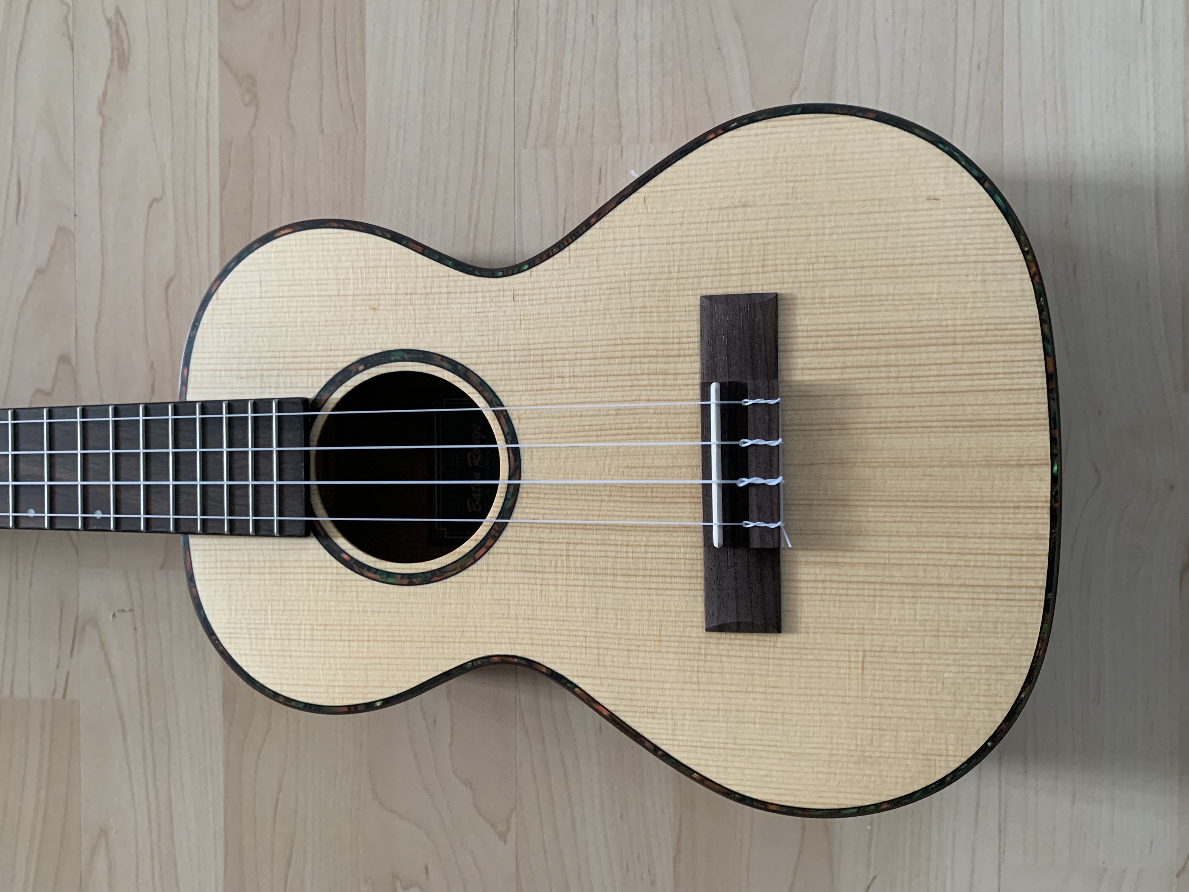 Tenor Ukulele mit massiver Sitka Fichtendecke + Gigbag